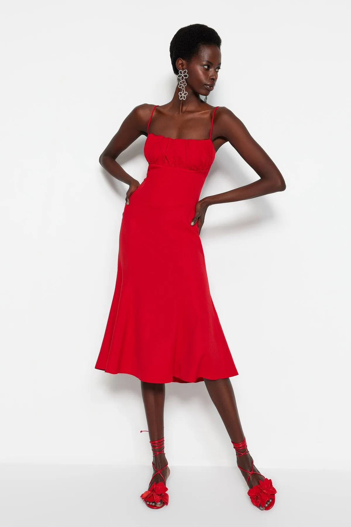 Trendyol Collection  Stilvolles Abendkleid im roten Korsett-Look mit Raffungsdetail TPRSS22EL2025