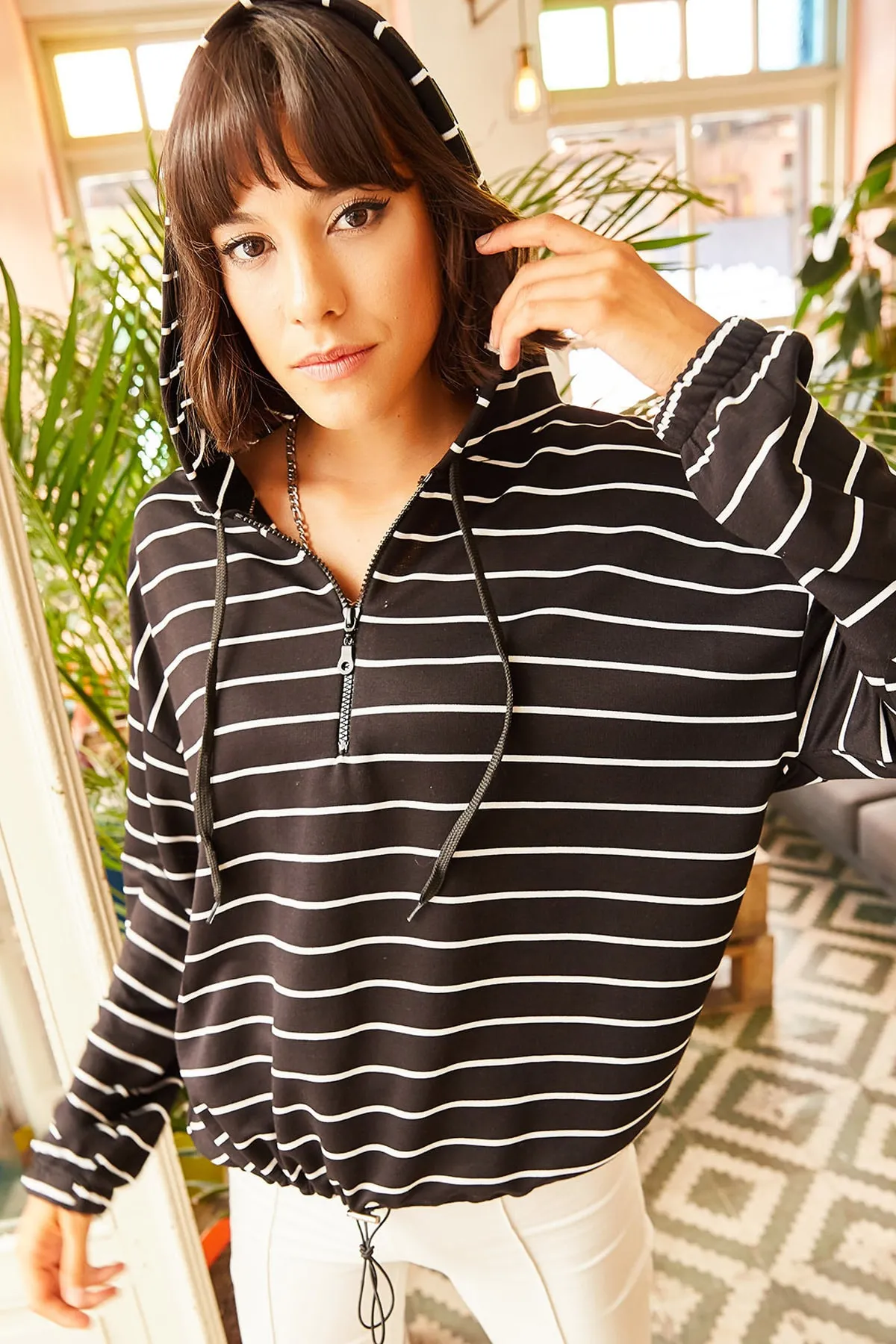 Olalook  Schwarzes Damen-Sweatshirt mit Kapuze, halbem Reißverschluss und sechs Kordelzügen SWT-19000229