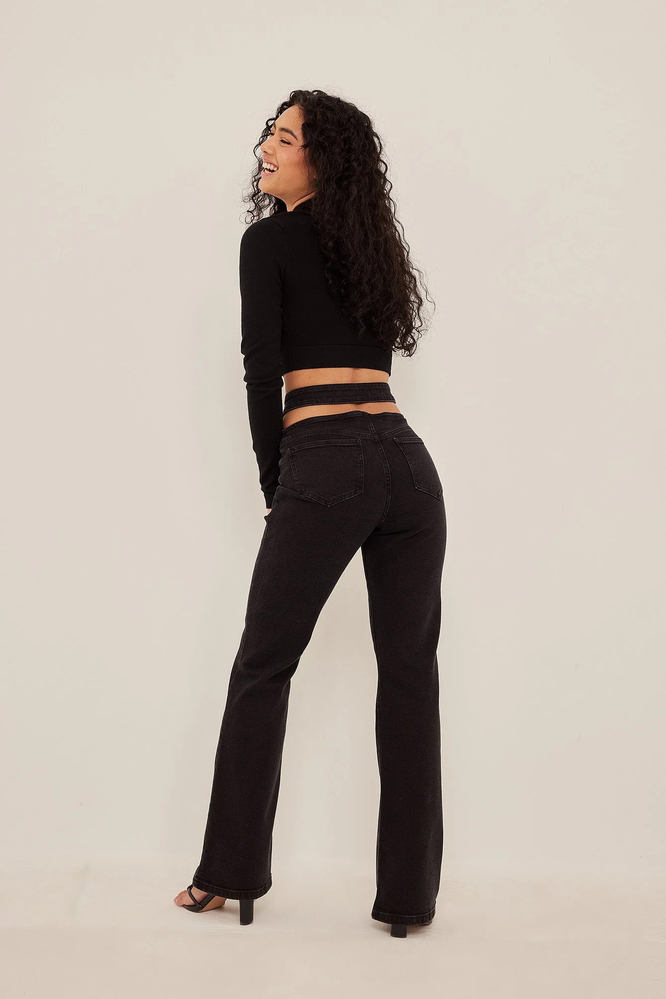 Cut-out-Jeans mit v-förmiger Taille