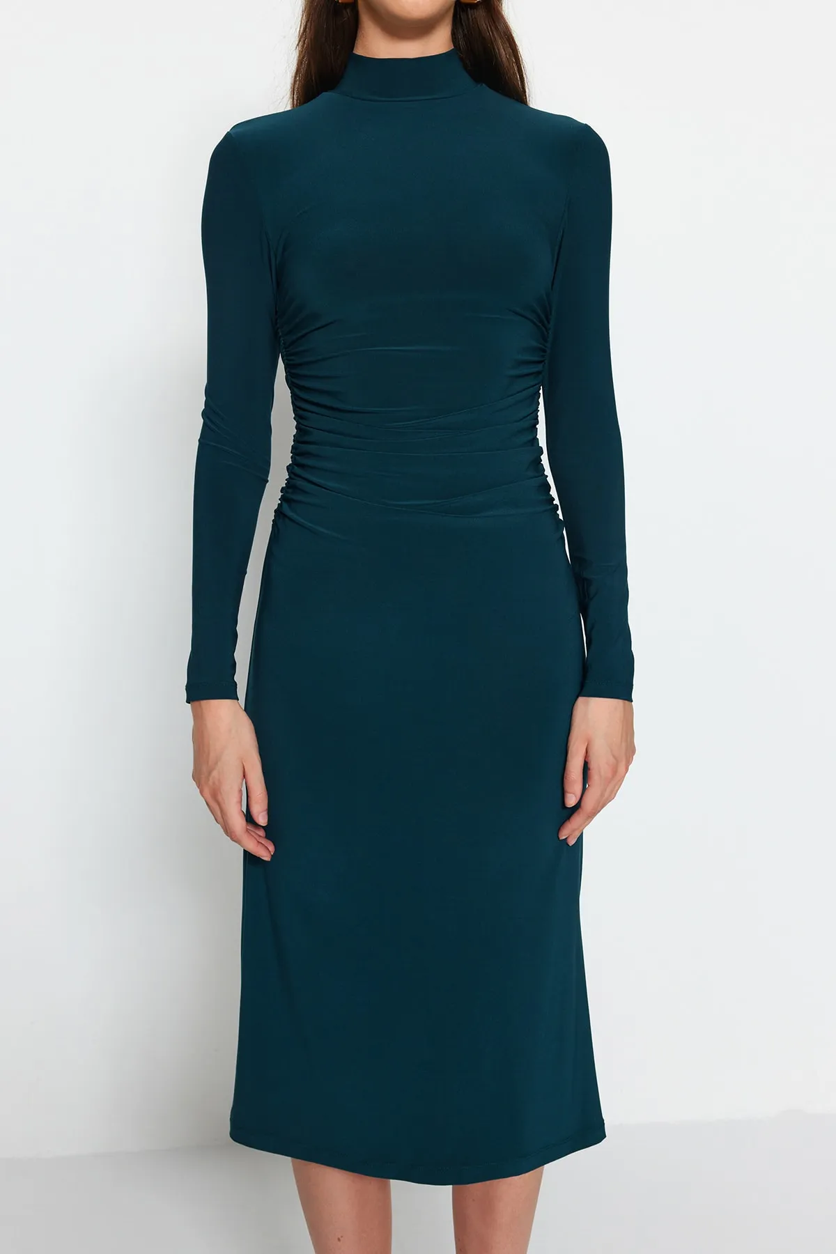 Trendyol Collection  Smaragdgrünes, drapiertes, detailliertes, flexibles Midi-Strickkleid in A-Linie mit hohem Kragen TWOAW24EL00133