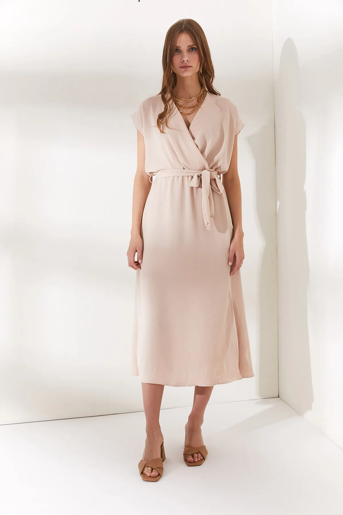 Olalook  Cremefarbenes, zweireihiges, gewebtes Kleid mit Gürtel und Schlitz für Damen ELB-19001690