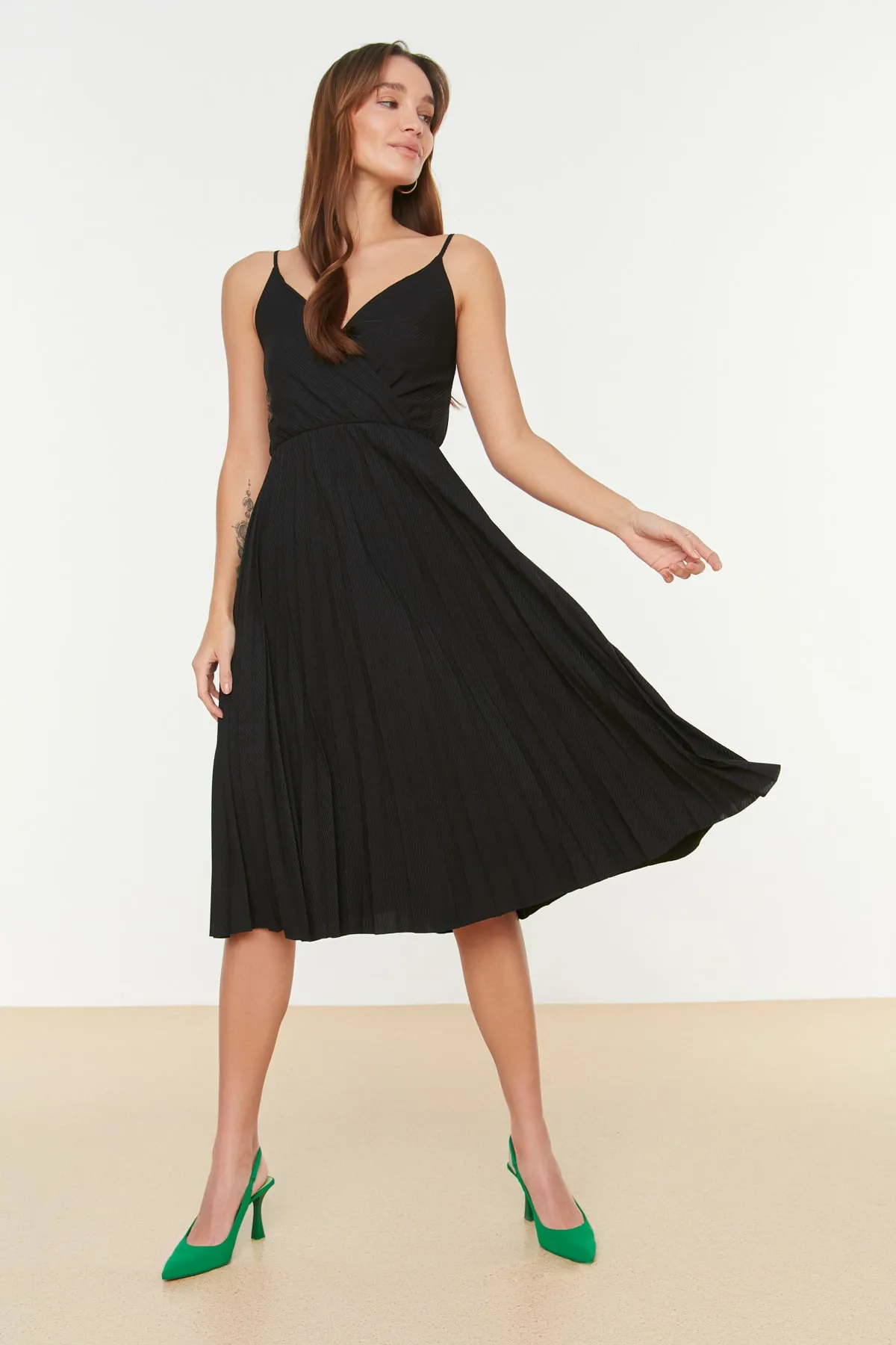 Trendyol Collection  Schwarzes, zweireihiges, dehnbares Strickkleid mit offener Taille/Skater-Midikleid mit plissierten Trägern TWOSS20EL2729