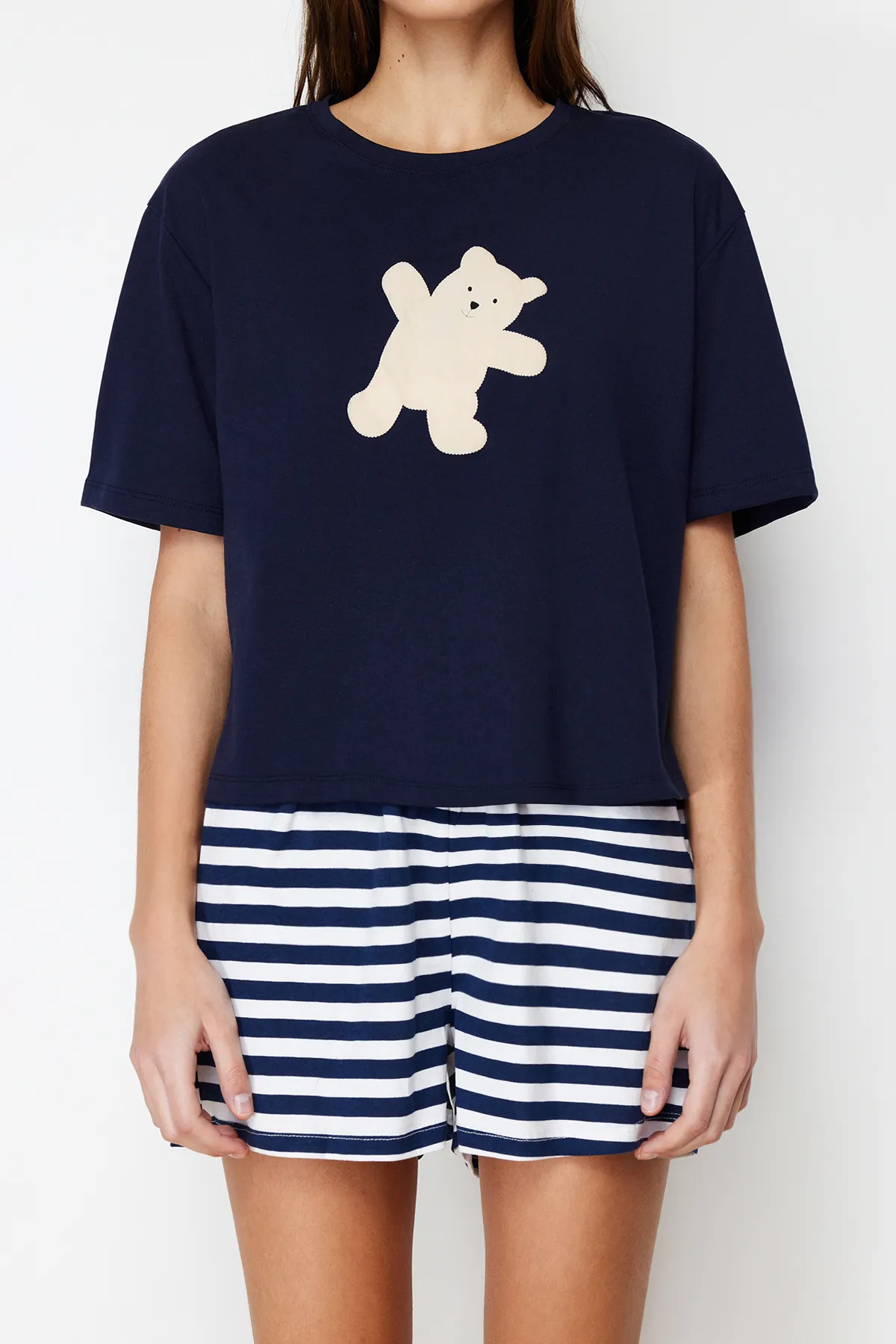 Trendyol Collection  Marineblaues Strick-Pyjama-Set aus 100 % Baumwolle mit Teddybär-Aufdruck THMSS24PT00039
