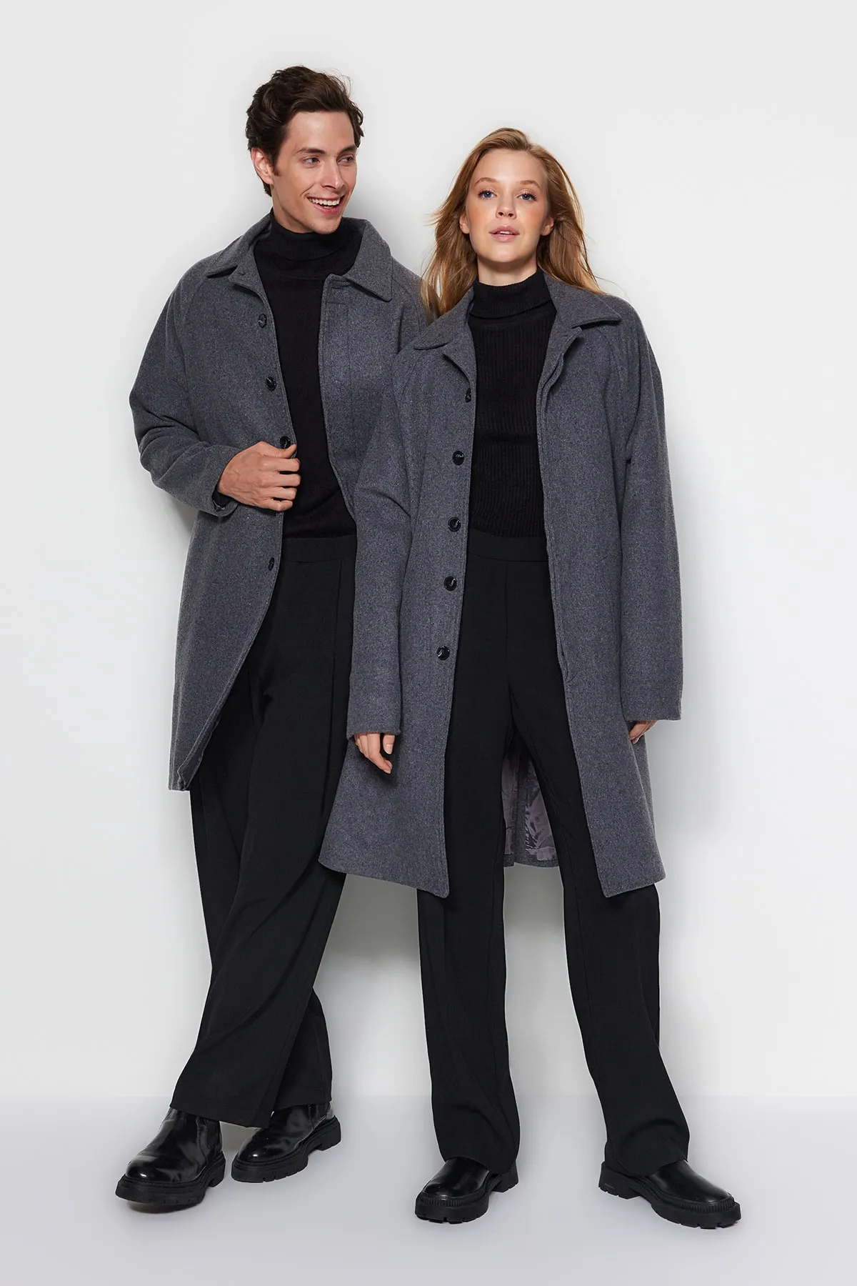 Trendyol Collection  Anthrazitfarbener Unisex-Stempelmantel mit regulärer Passform TMNAW24KB00004