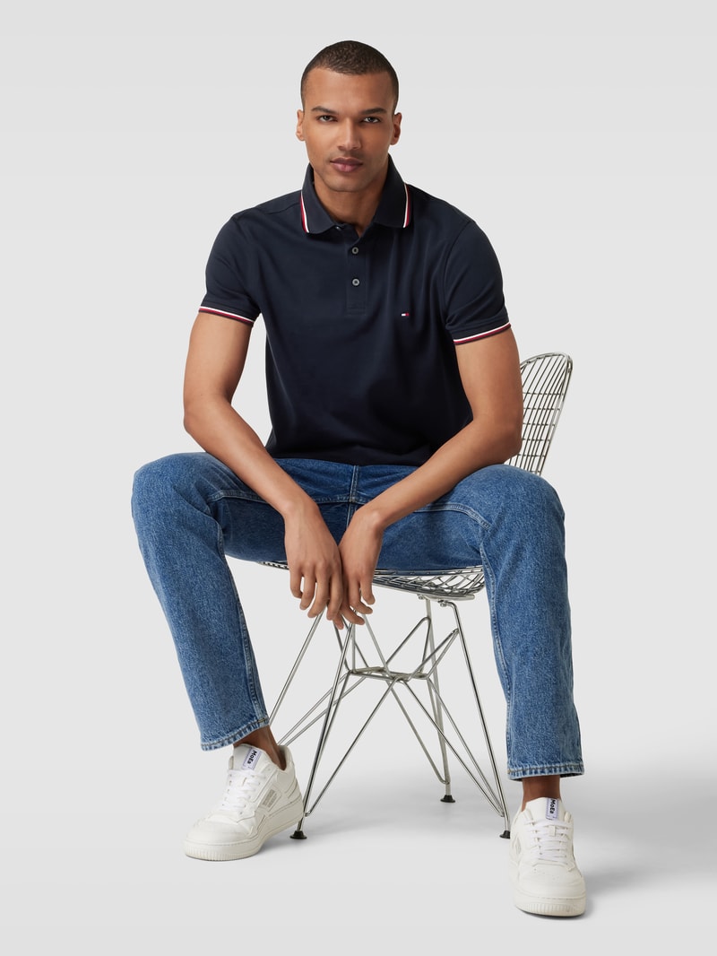 Poloshirt mit Kontraststreifen in marineblau
