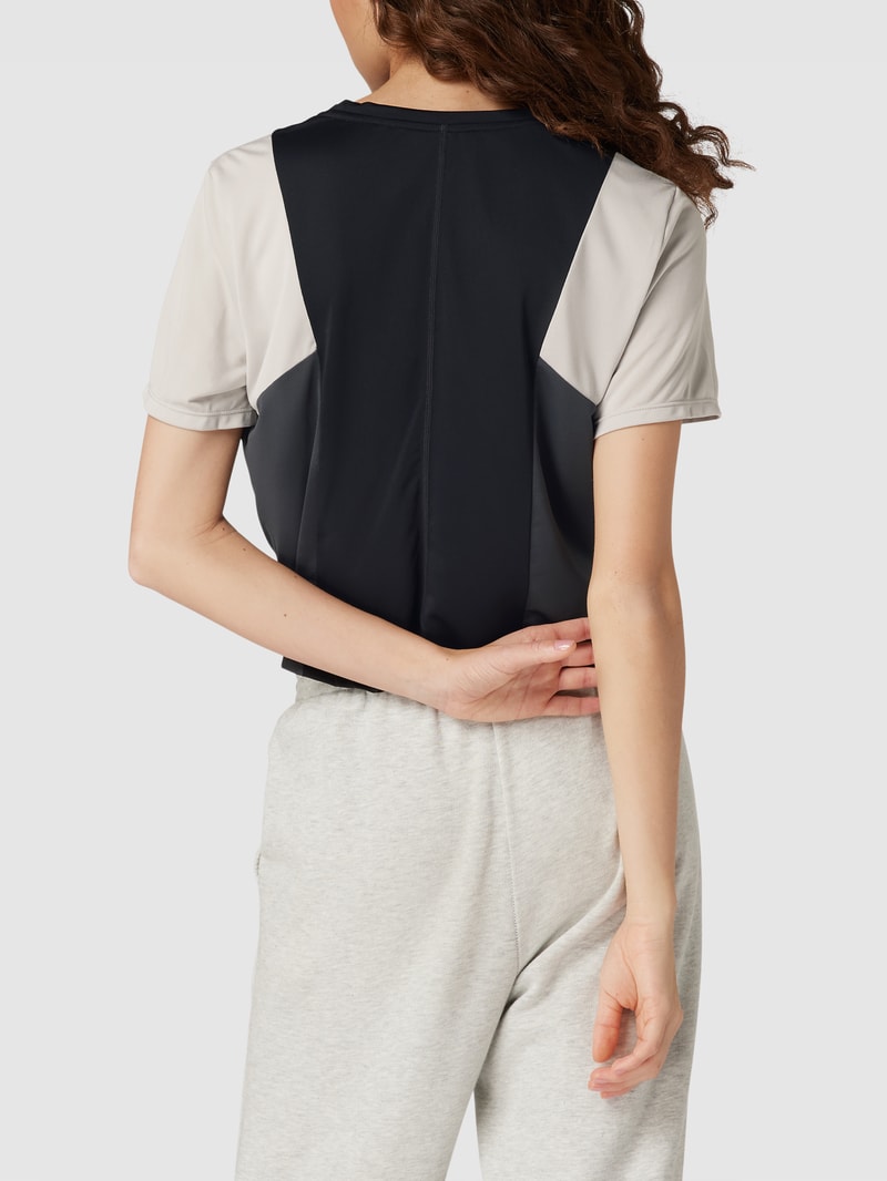 Cropped T-Shirt mit Rundhalsausschnitt in schwarz
