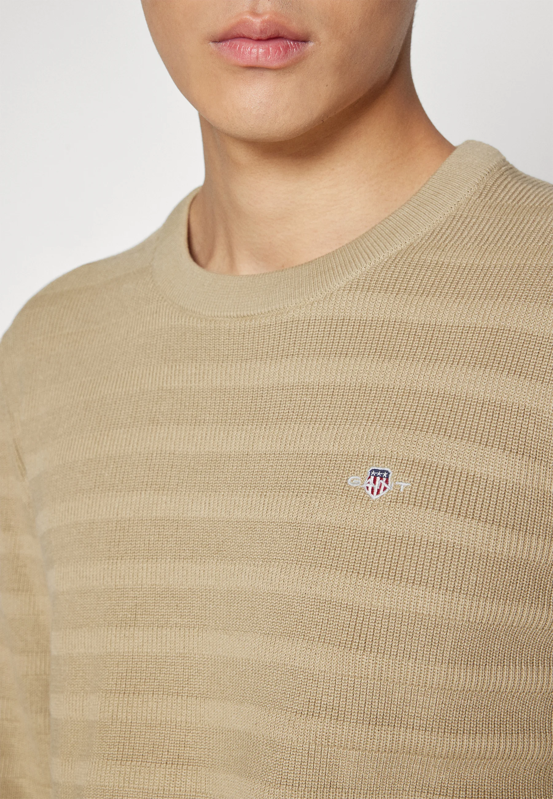 Suéter GANT con cuello en C y textura de rayas