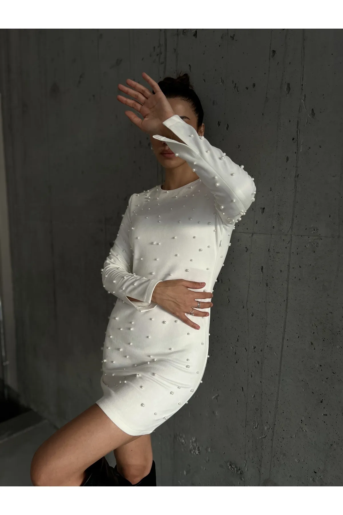 Laluvia  Weißes wattiertes Perlen-Wildlederkleid