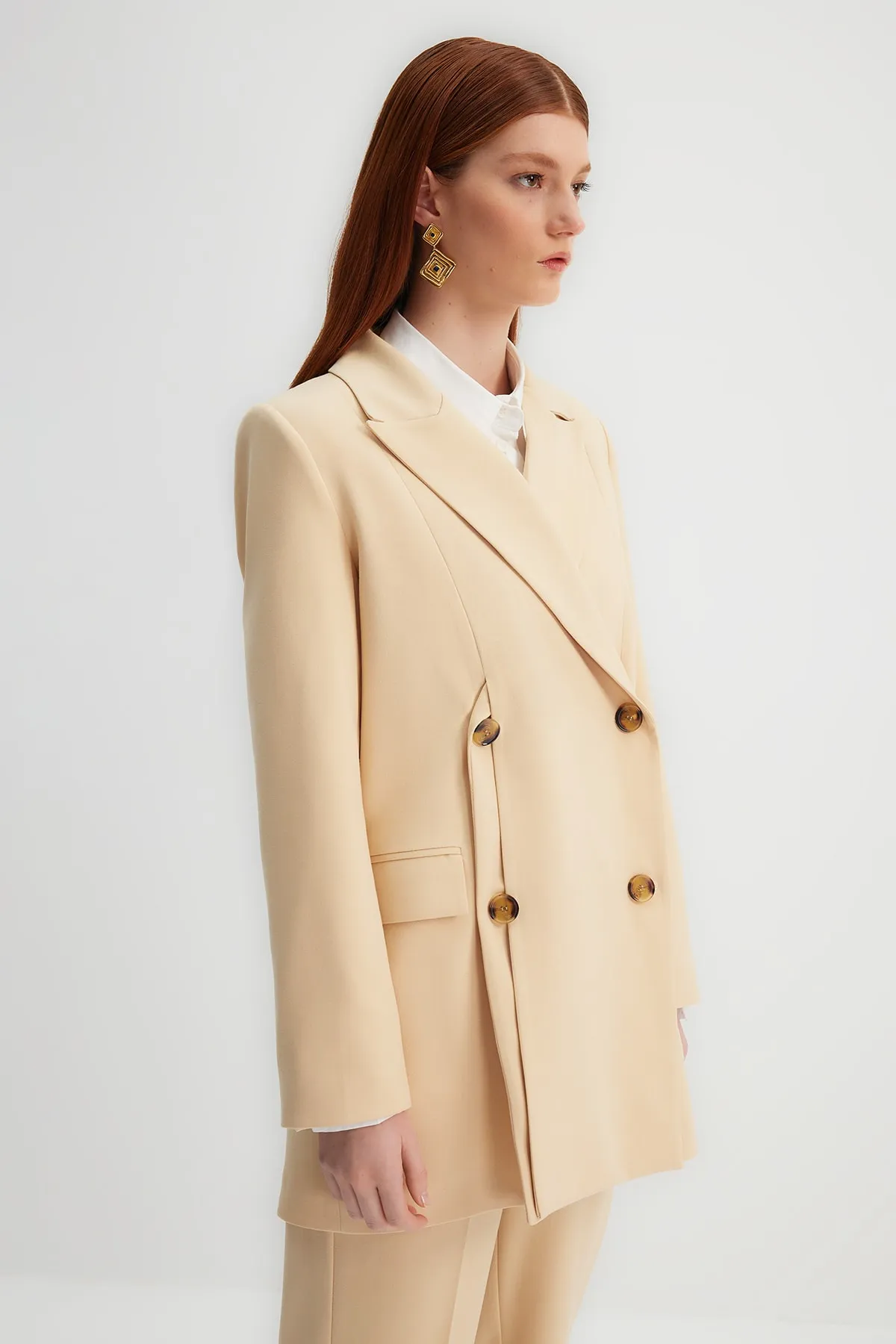 Trendyol Modest  X Kevser Sarıoğlu Beige gewebte Jacke mit Faltdetail TCLSS23CK00003