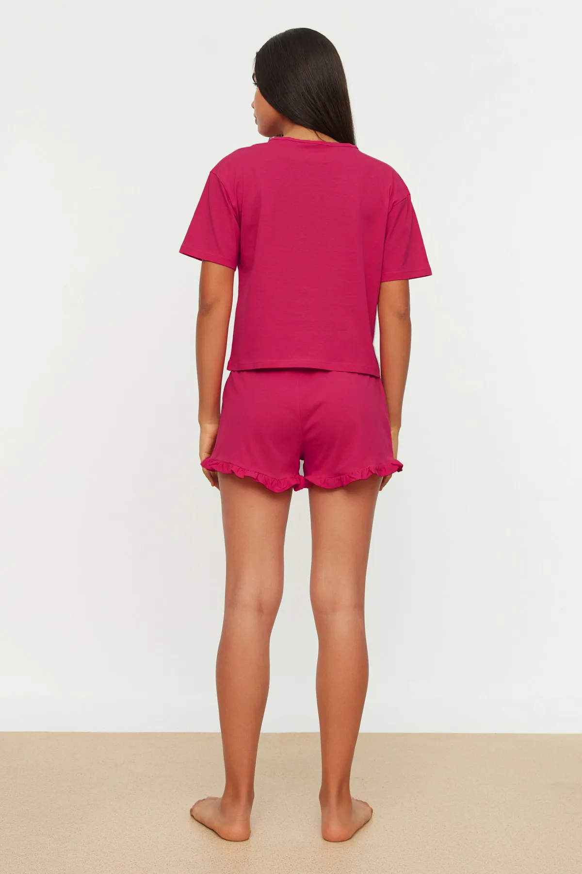 Trendyol Collection  Fuchsiafarbenes, gestricktes Pyjama-Set aus 100 % Baumwolle mit bestickten Rüschen und T-Shirt-Shorts THMSS20PT0165