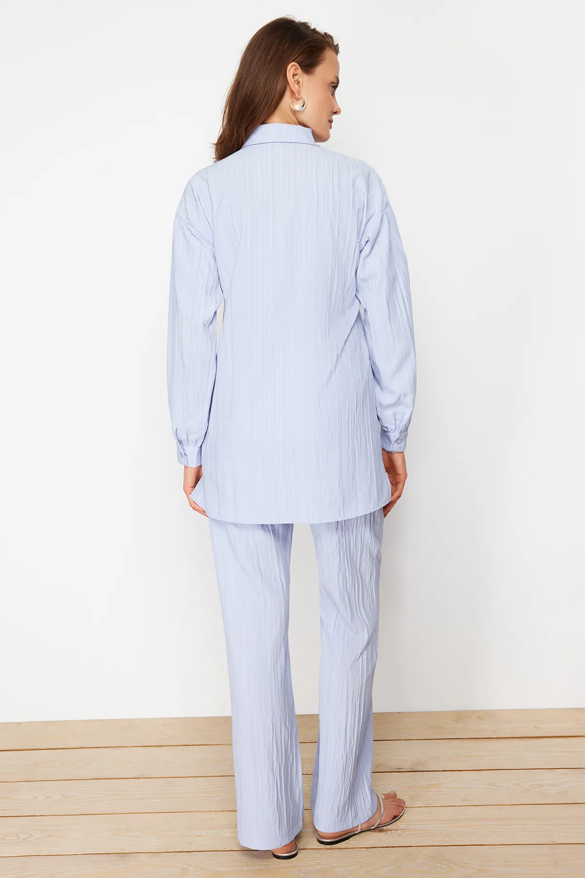 Trendyol Modest  Hellblaues gewebtes Hemd-Hosen-Set mit langem Rücken und weitem Bein TCTSS22US0030