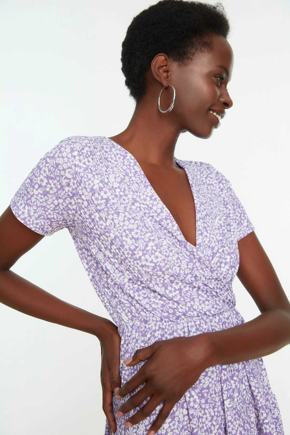 Trendyol Collection  Lila bedrucktes, zweireihiges Mini-Strickkleid mit flexiblem Ausschnitt TWOSS21EL0241