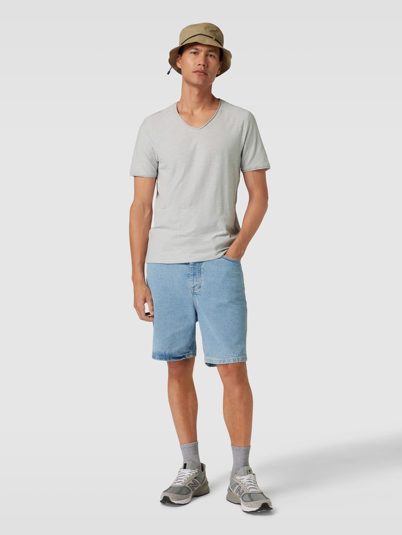 Regular Fit T-Shirt aus Baumwolle mit V-Ausschnitt in hellgrau