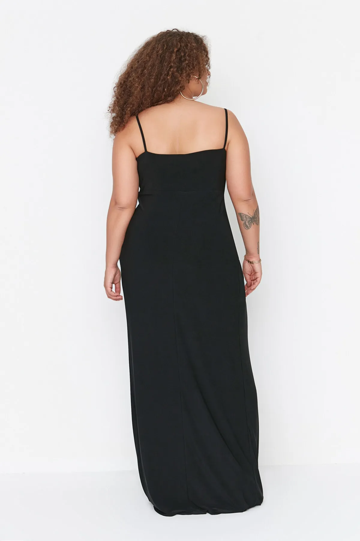 Trendyol Curve  Schwarzes, gestricktes, drapiertes, detailliertes Abendkleid TBSSS22AD00000