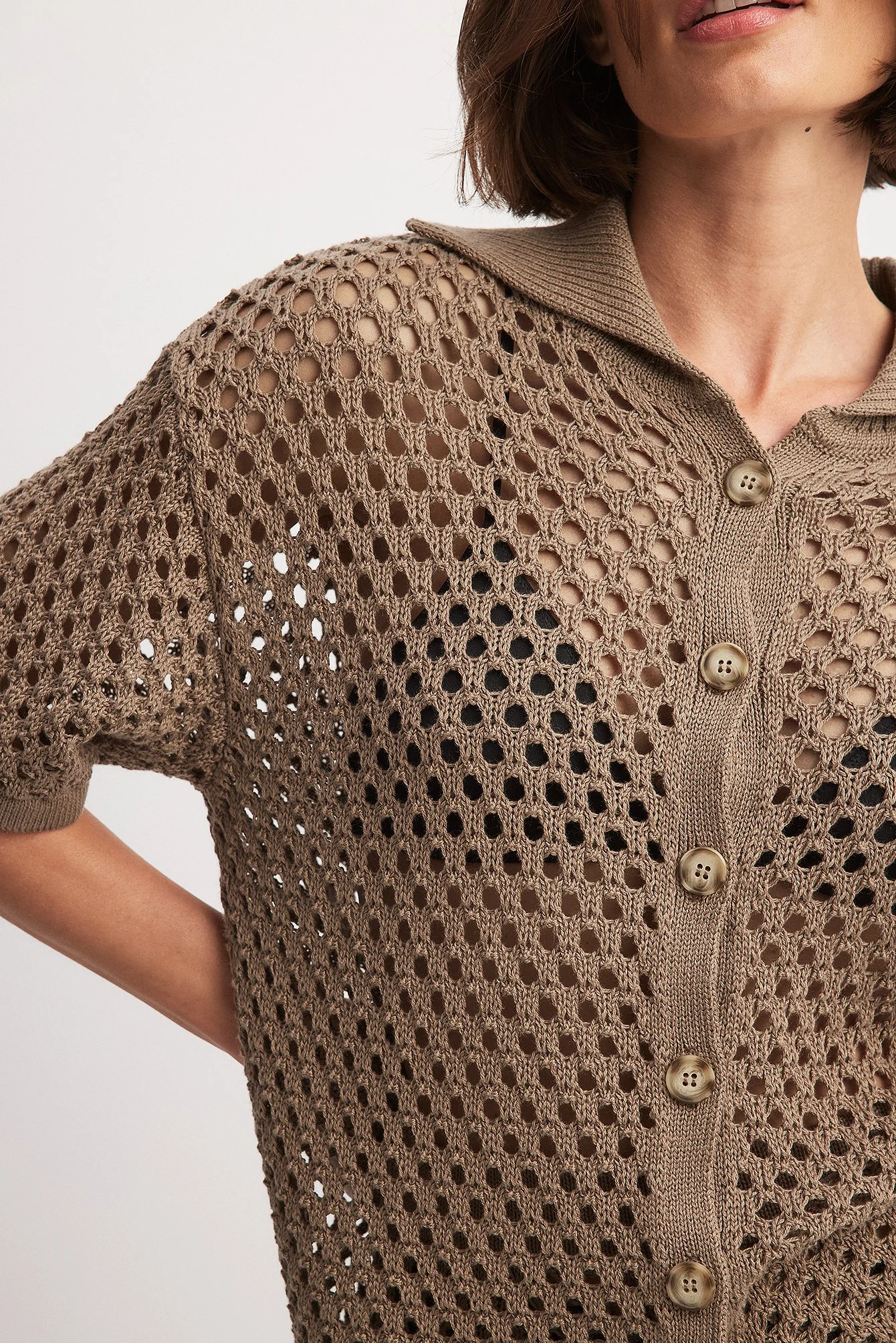 Lochgestrickter Kurzarmpullover mit Knöpfen