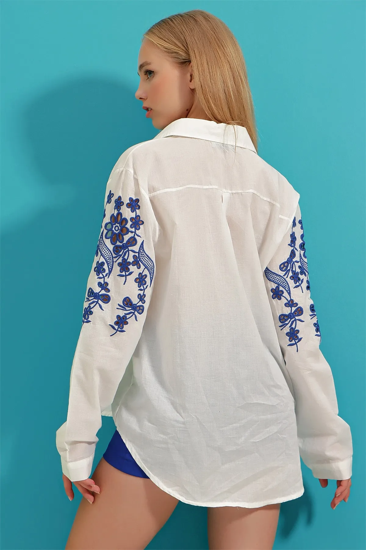 Trend Alaçatı Stili  Weißes, besticktes Webhemd für Damen vorne und an den Armen ALC-X9193
