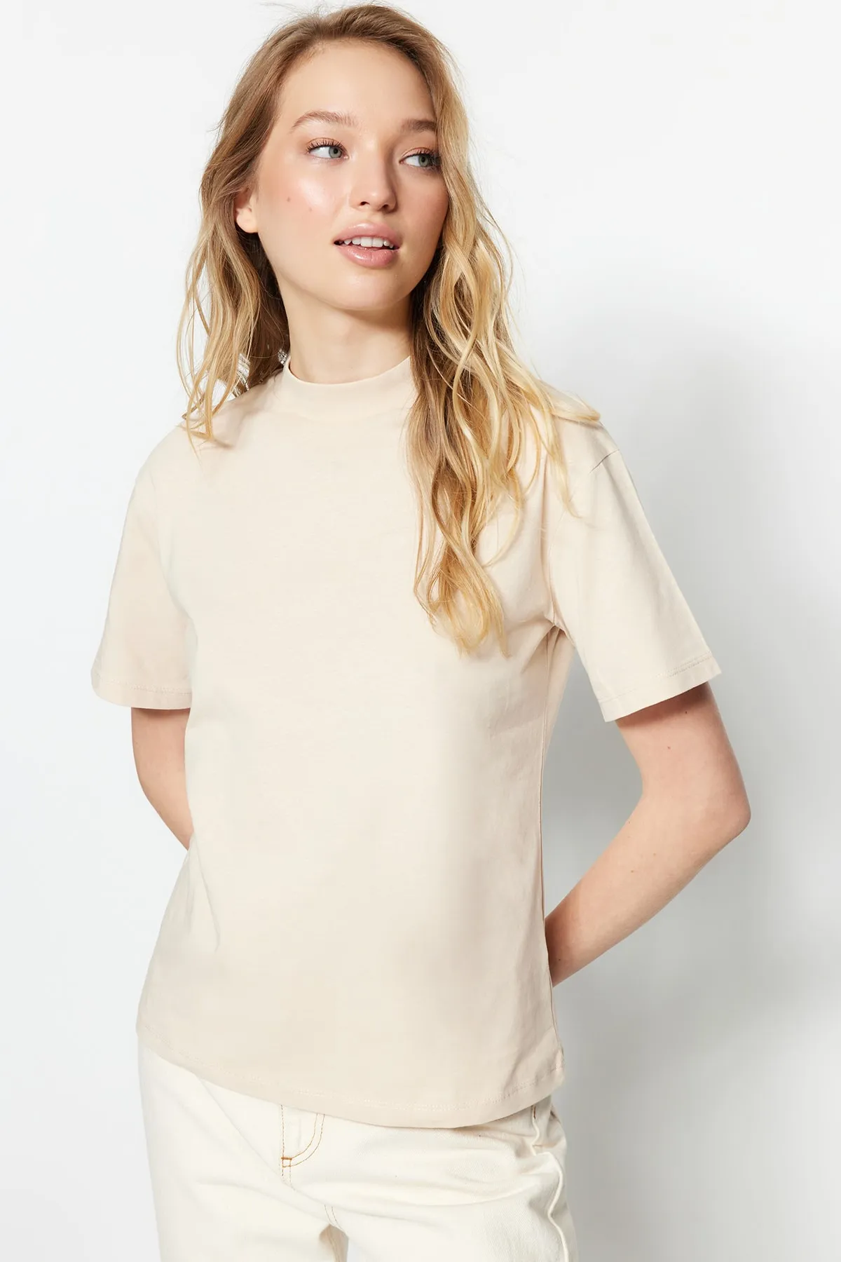 Trendyol Collection  Braun-Beige 2er-Pack Basic-Strick-T-Shirts mit Stehkragen aus 100 % Baumwolle TWOSS20TS1500