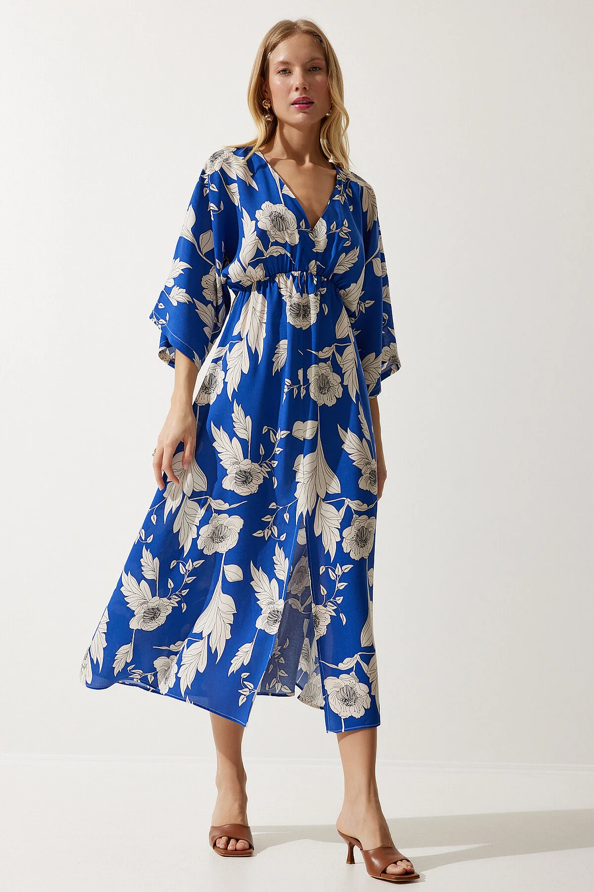 Happiness İstanbul  Blaues, cremefarbenes, gemustertes Sommerkleid aus Viskose mit Wickelkragen für Damen DK00166