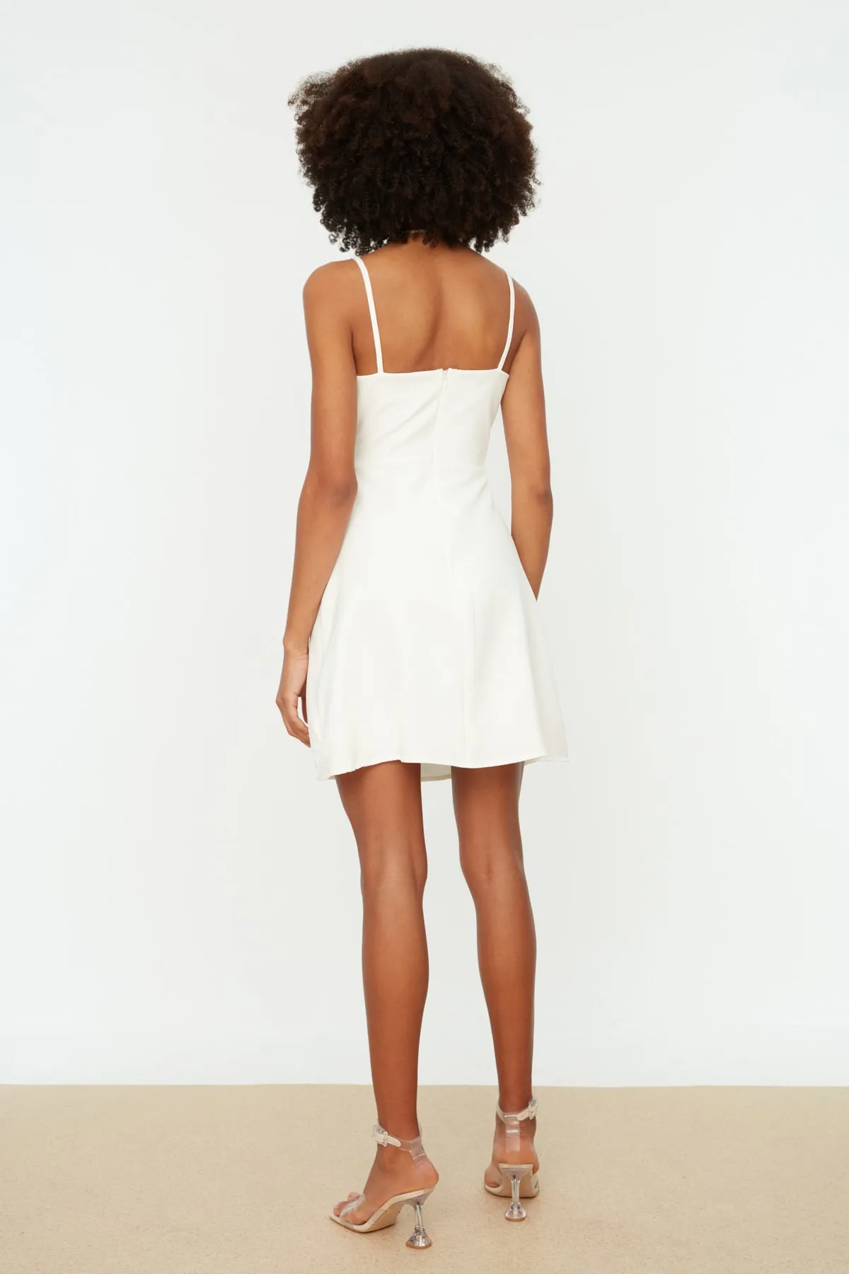 Trendyol Collection  Weißes A-Linien-Kleid aus gewebtem Mini-Volant mit Trägern und V-Ausschnitt TWOSS20EL1123
