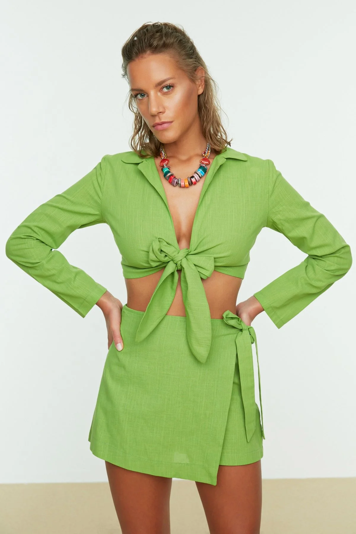 Trendyol Collection  Grünes Set aus Bluse, Shorts und Rock aus 100 % Baumwolle mit gewebten Bändern TBESS22AU0045