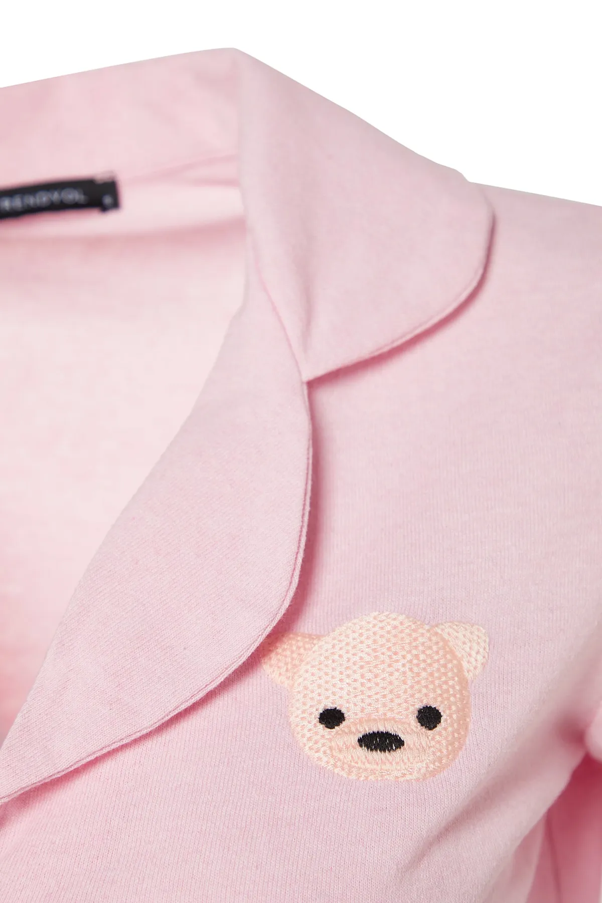 Trendyol Collection  Hellrosa Pyjama-Set aus Hemd und Shorts aus 100 % Baumwolle mit Teddybär-Stickerei THMSS23PT00012