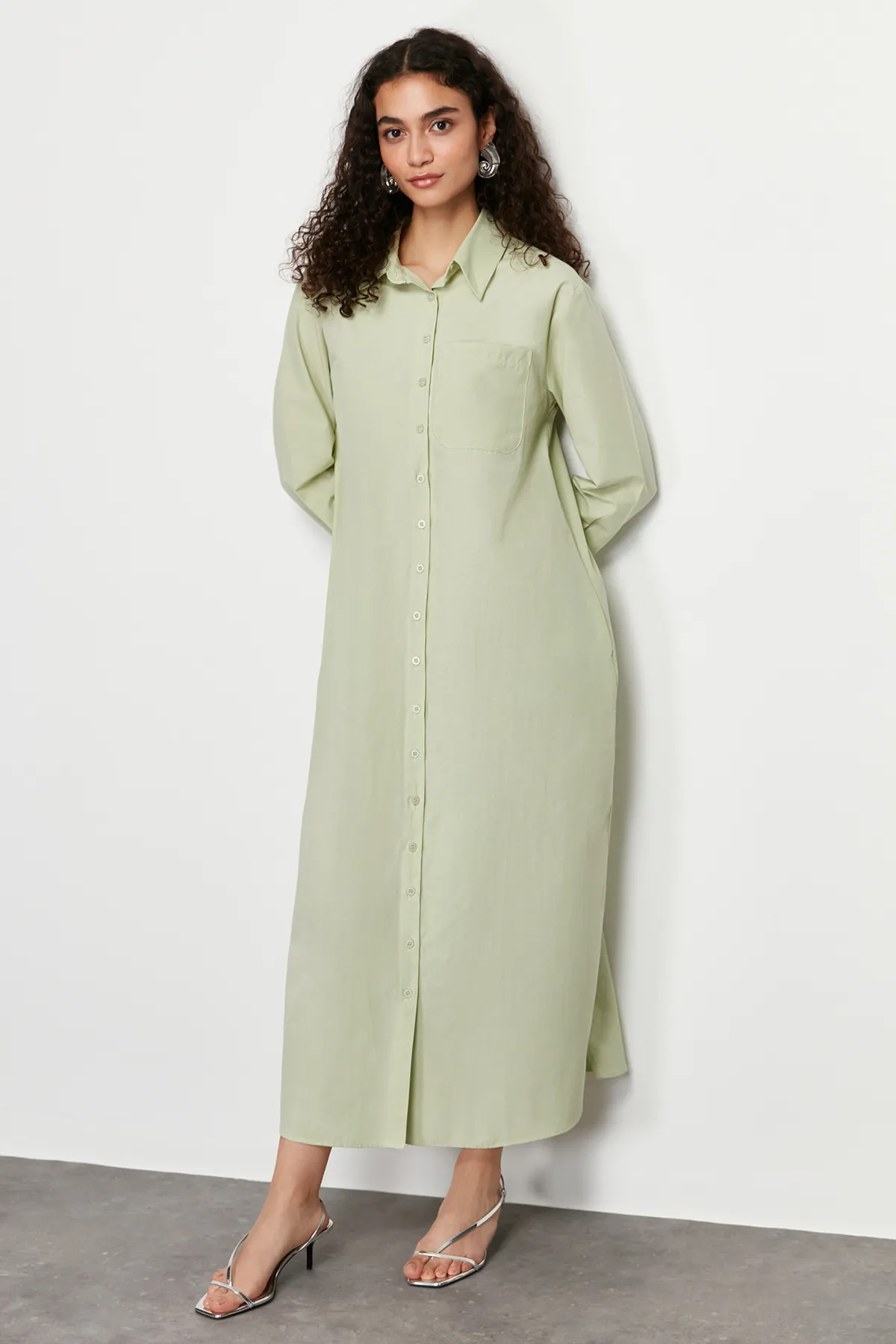 Trendyol Modest  Hellkhakifarbenes, schlicht gewebtes Hemdkleid TCTSS24EB00137