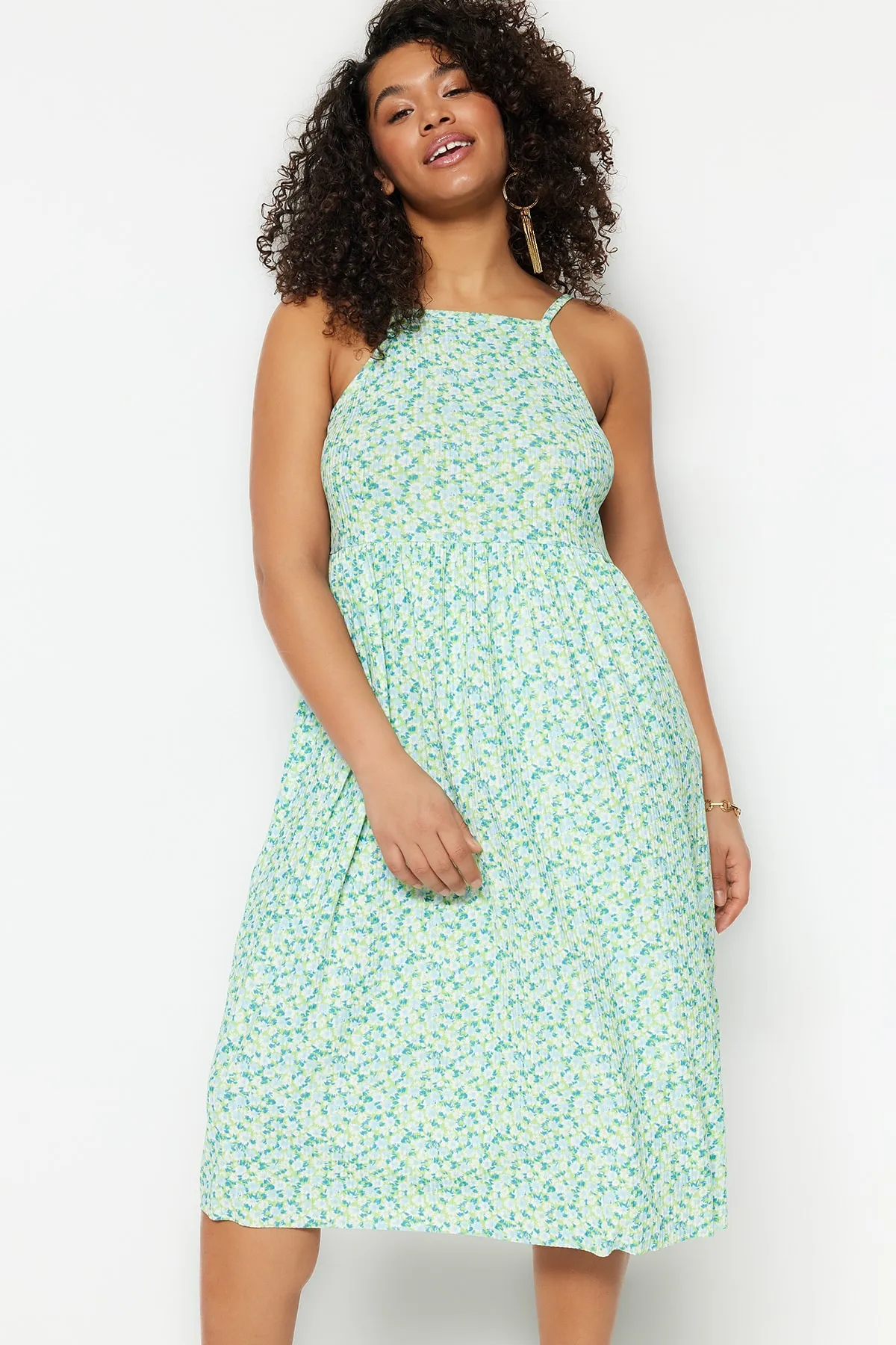 Trendyol Curve  Grünes Gimped-Strickkleid mit Blumenmuster TBBSS23AH00074