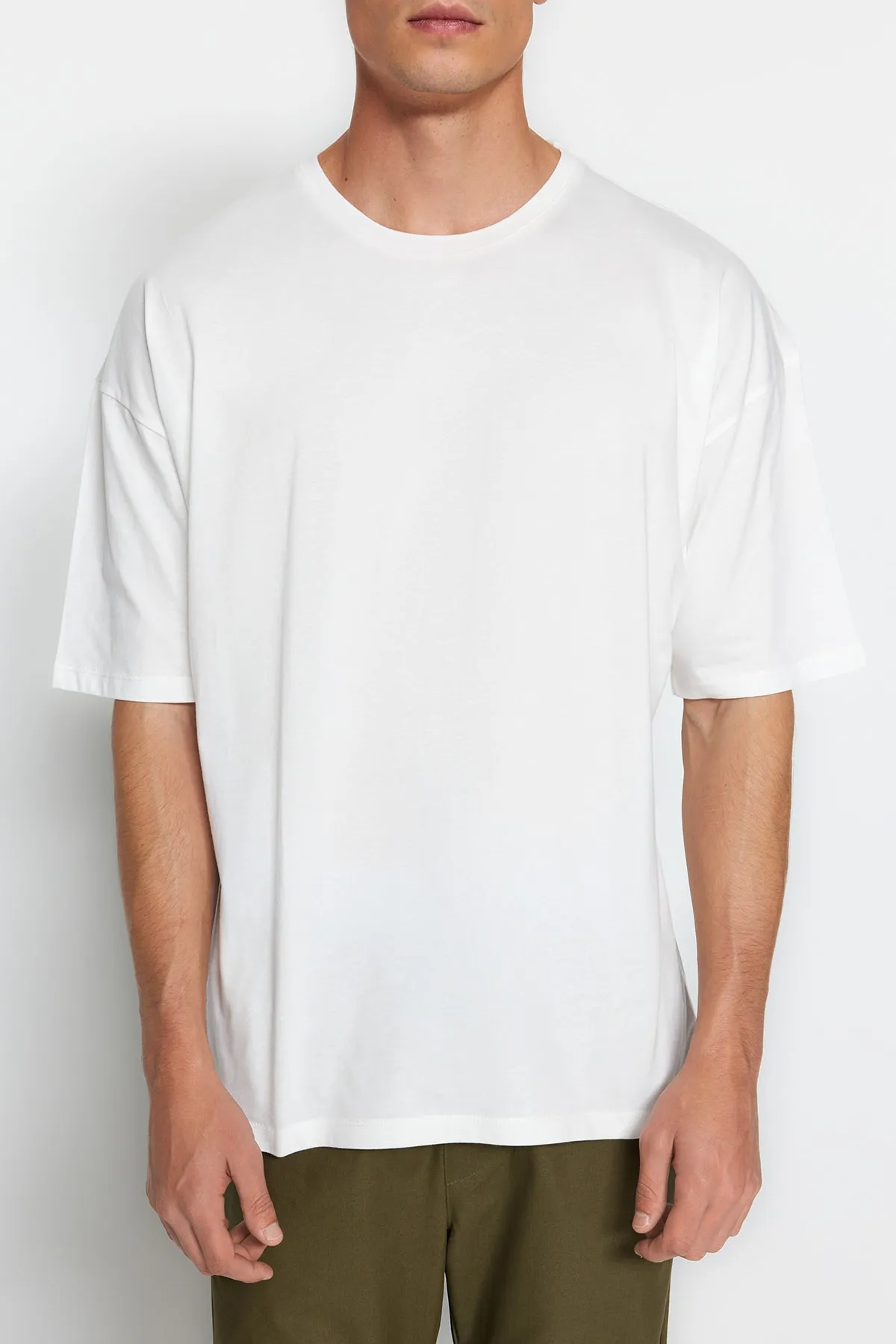 Trendyol Collection  Ecru Unisex-Strick-T-Shirt in Übergröße/weiter Passform mit künstlerischem Aufdruck auf der Rückseite TMNSS23TS00151