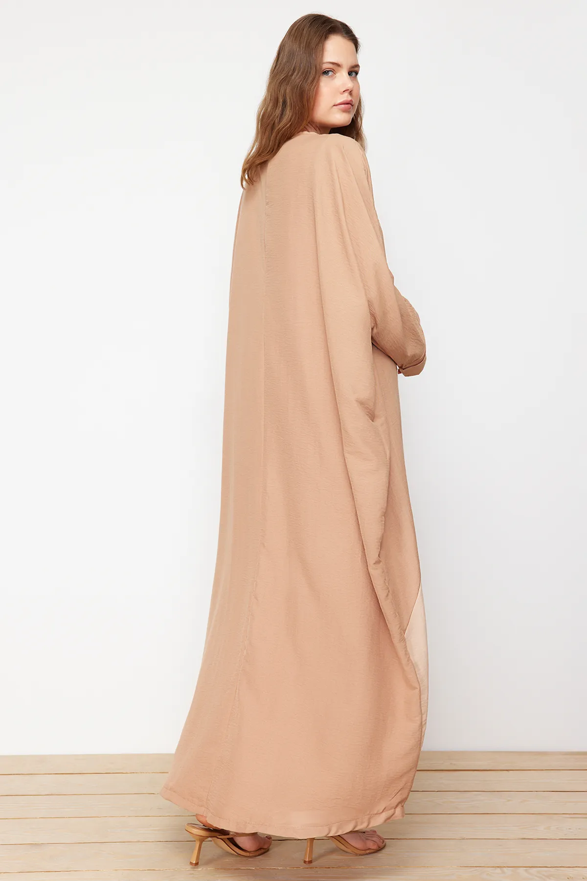 Trendyol Modest  Kamelfarbene, lange gewebte Kappe mit Gürtel und Farbblockdesign & Ferace TCTSS24KF00002