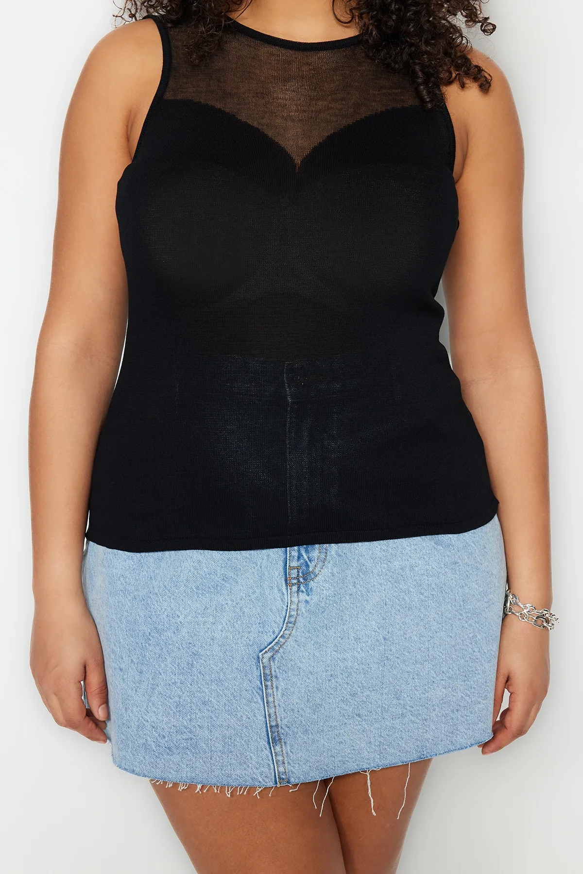 Trendyol Curve  Schwarze, figurbetonte dünne Strickbluse mit transparenten Details TBSSS23AF00046