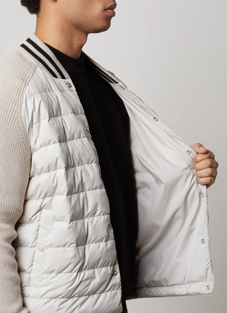 Cardigan Moncler tricotat gros cu cusături în față și logo