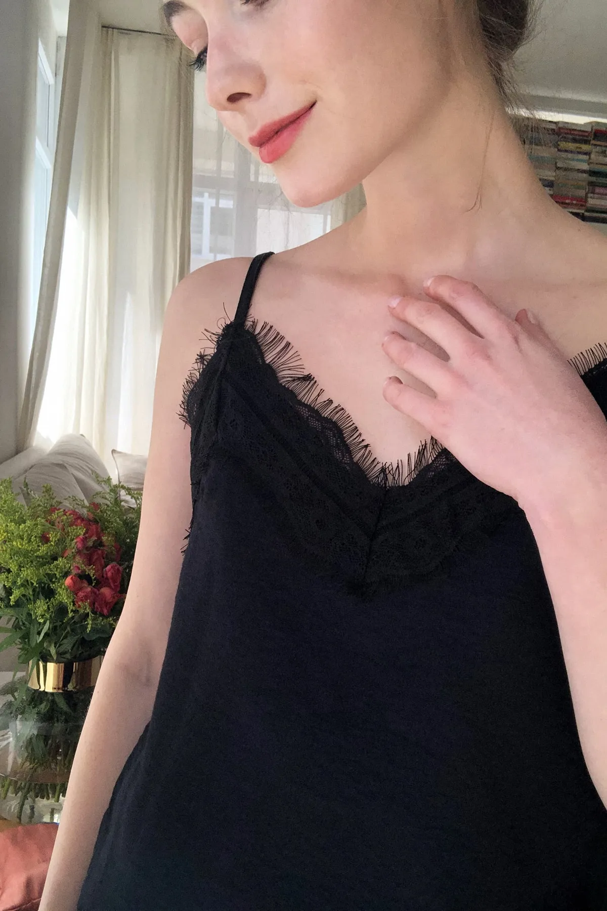 Trendyol Collection  Schwarzes Pyjama-Set aus Viskosegewebe mit gerüschten Seilträgern THMSS20PT0290