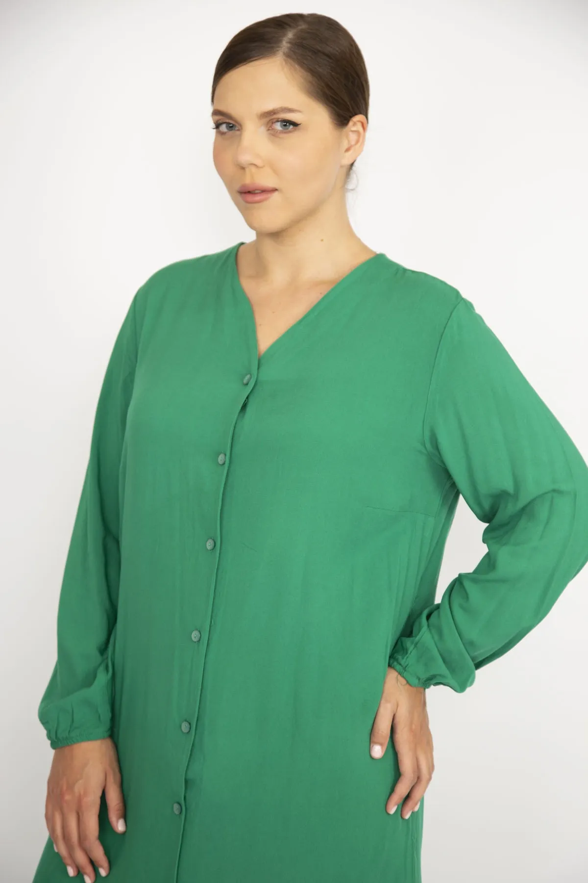 Şans  Grünes, großes Damenkleid aus gewebtem Viskosestoff mit Knöpfen vorne und langen Ärmeln 65n36694
