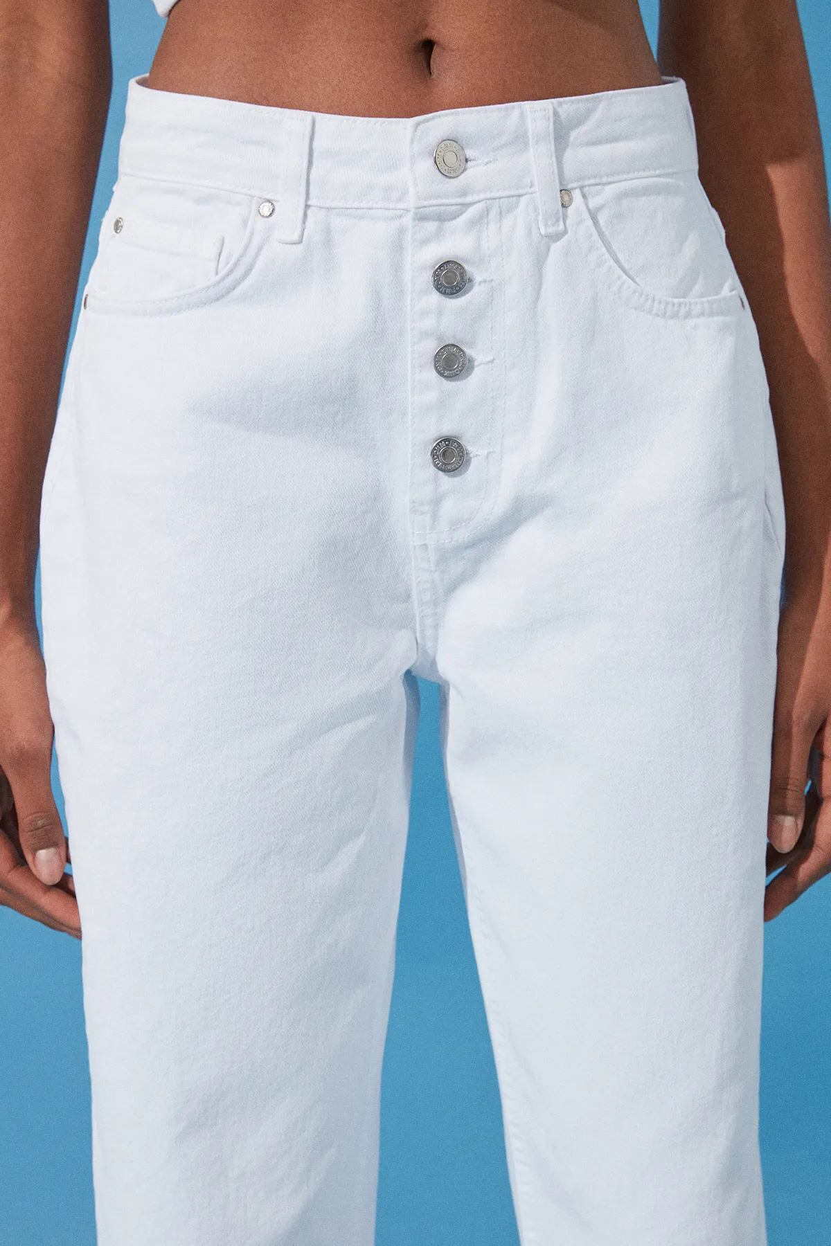 Trendyol Collection  Weiße Mom-Jeans mit hoher Taille und Knopfleiste vorne TWOSS24JE00138