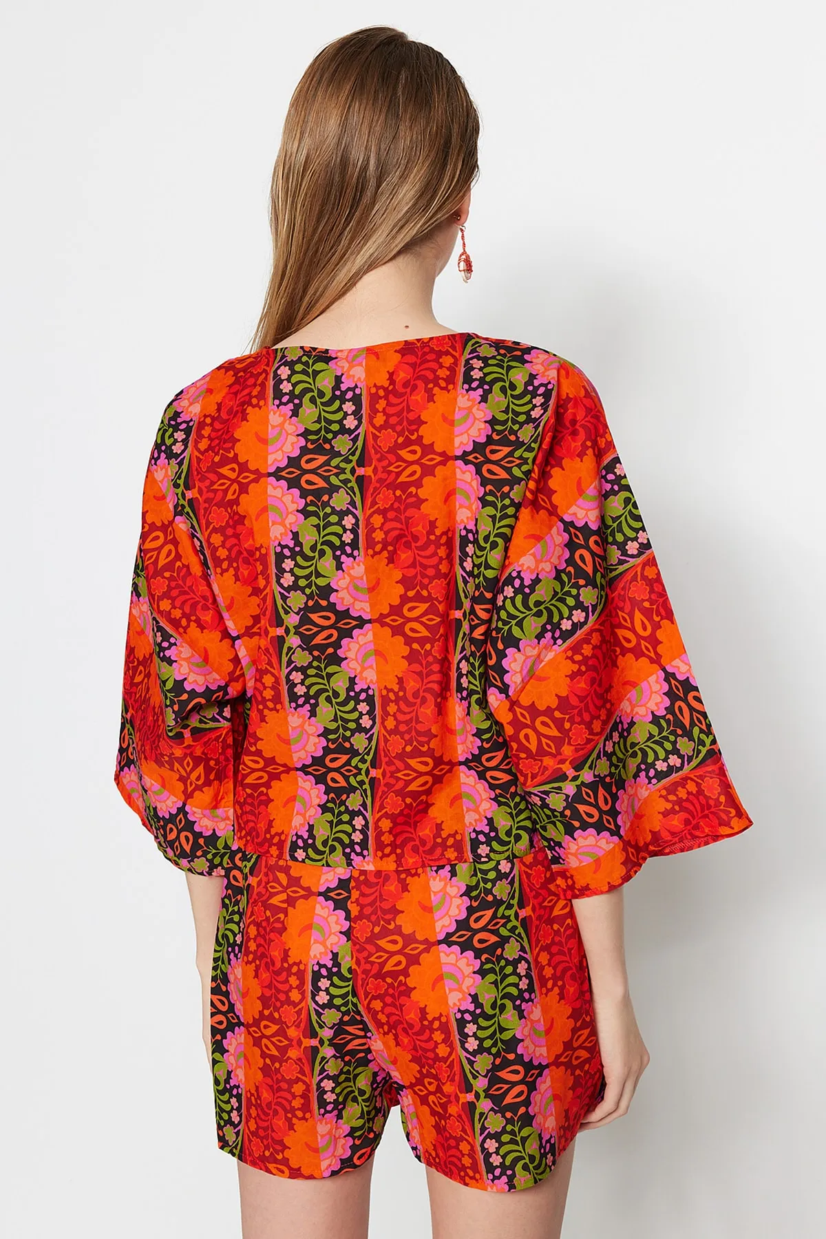 Trendyol Collection  Gewebtes, geblümtes Set aus Bluse und Shorts aus 100 % Baumwolle mit Blumenmuster TBESS22AU0086