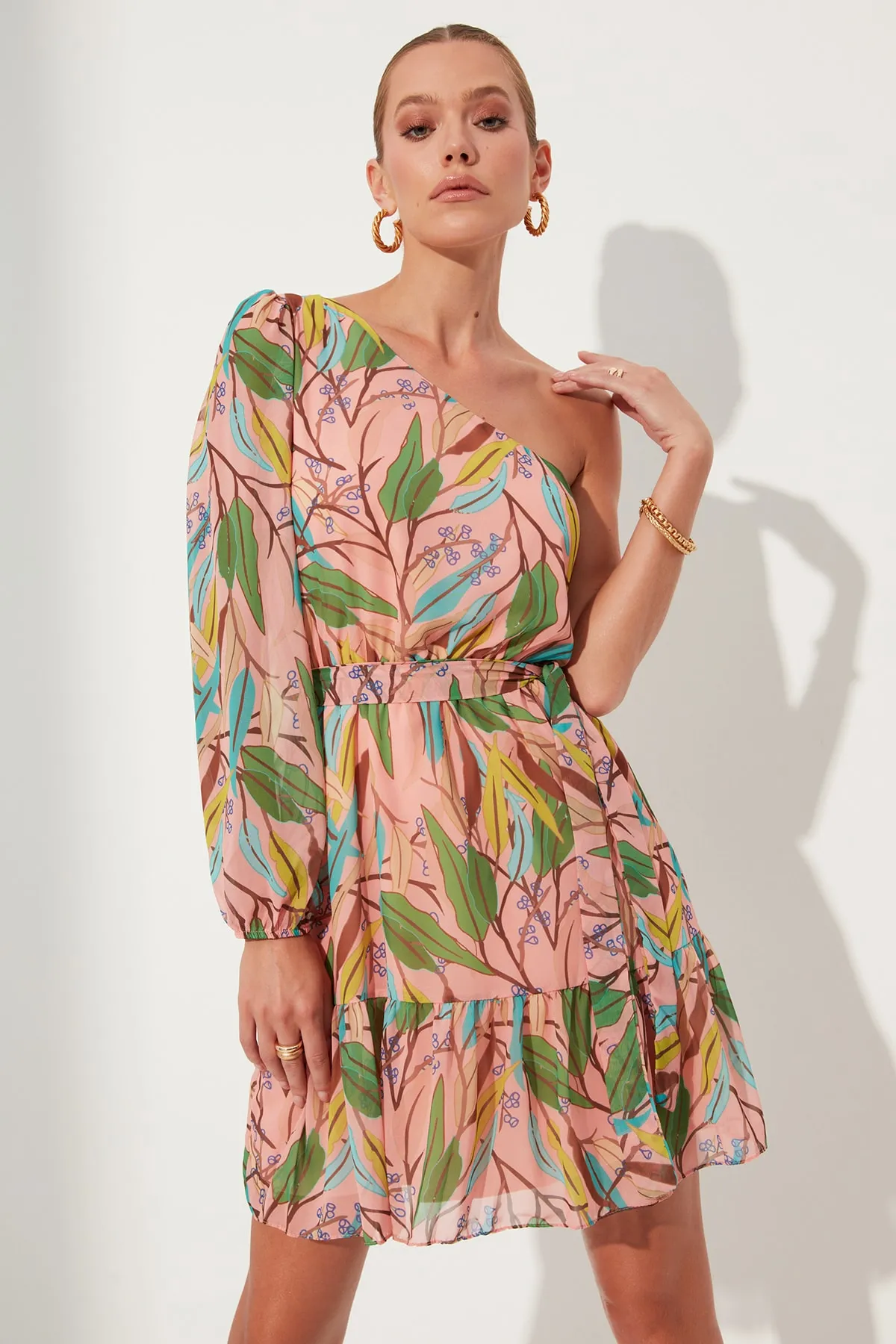 Trendyol Collection  Mehrfarbiges, einärmliges, gewebtes Minikleid mit Gürtel und Blumenmuster TWOSS21EL1199