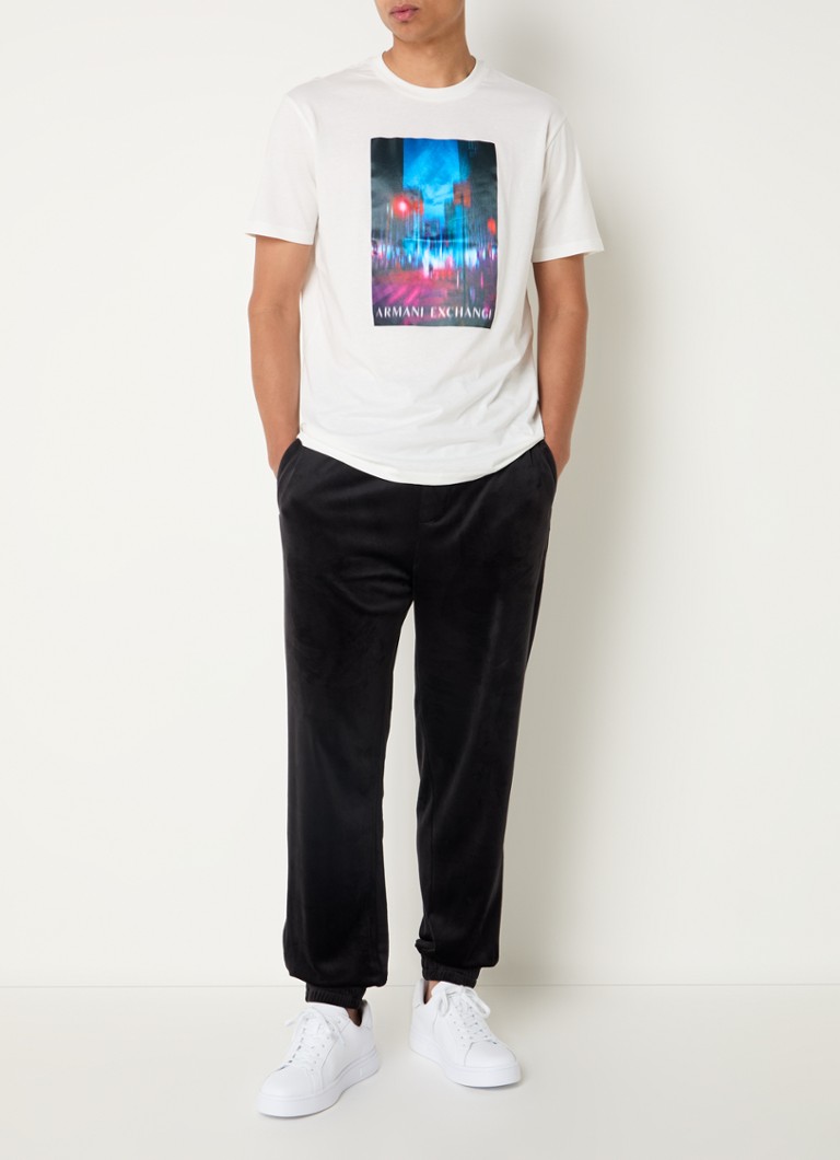 Pantaloni de trening Armani Exchange cu croială conică pe picioare și buzunare laterale.