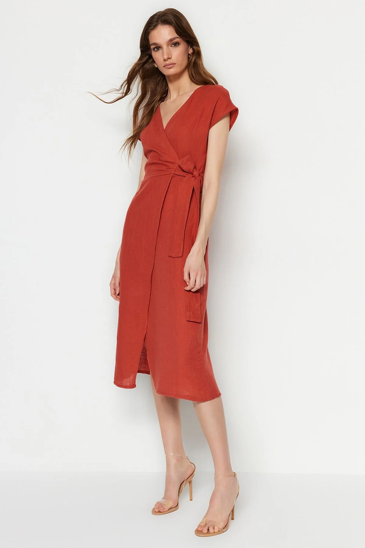 Trendyol Collection  Zimtfarbenes, zweireihiges Midi-Webkleid mit Gürtel TWOSS23EL01542