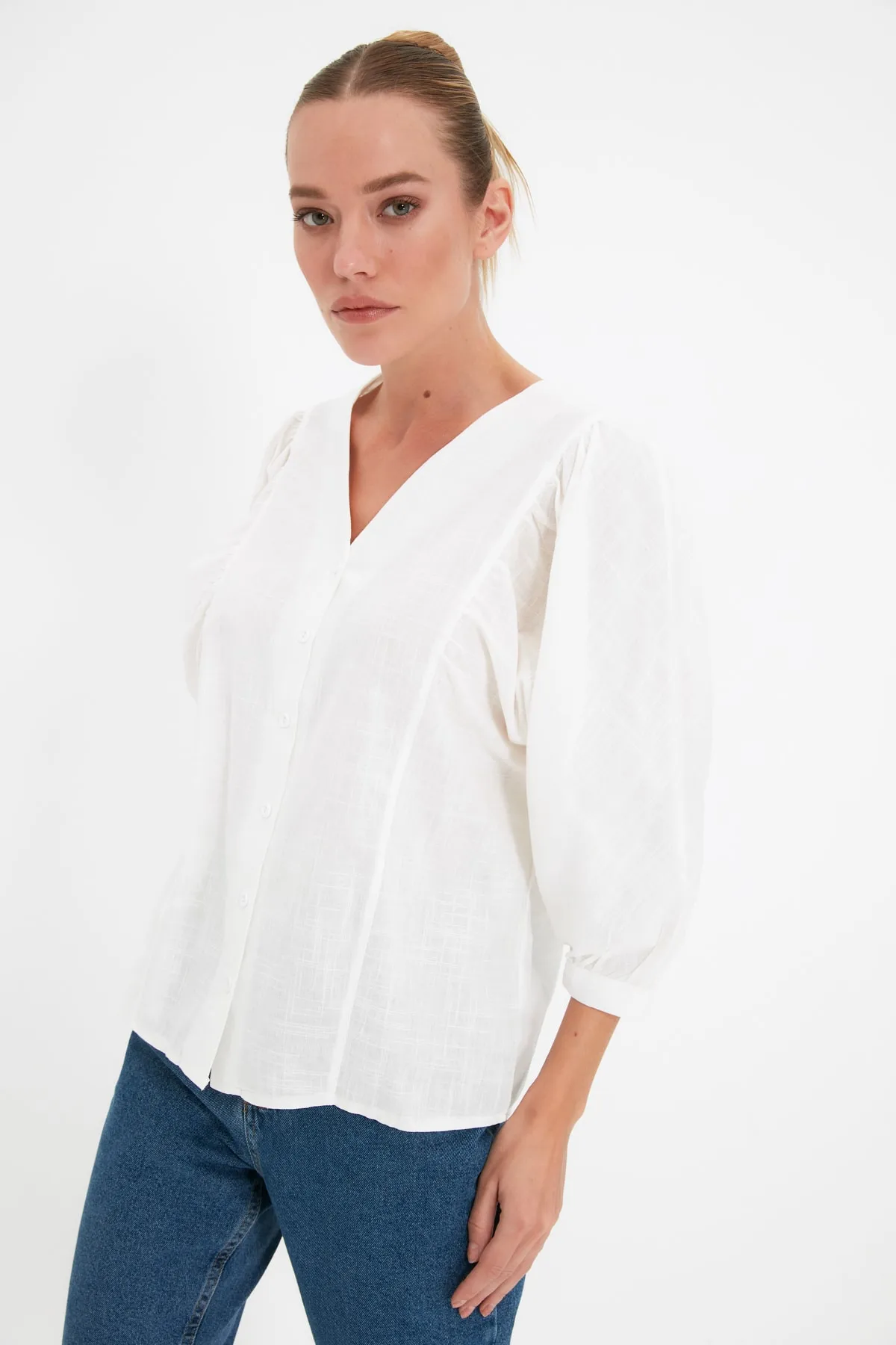 Trendyol Collection  Weißes gewebtes Hemd mit Fledermausärmeln - Regular Fit TWOSS20GO0076