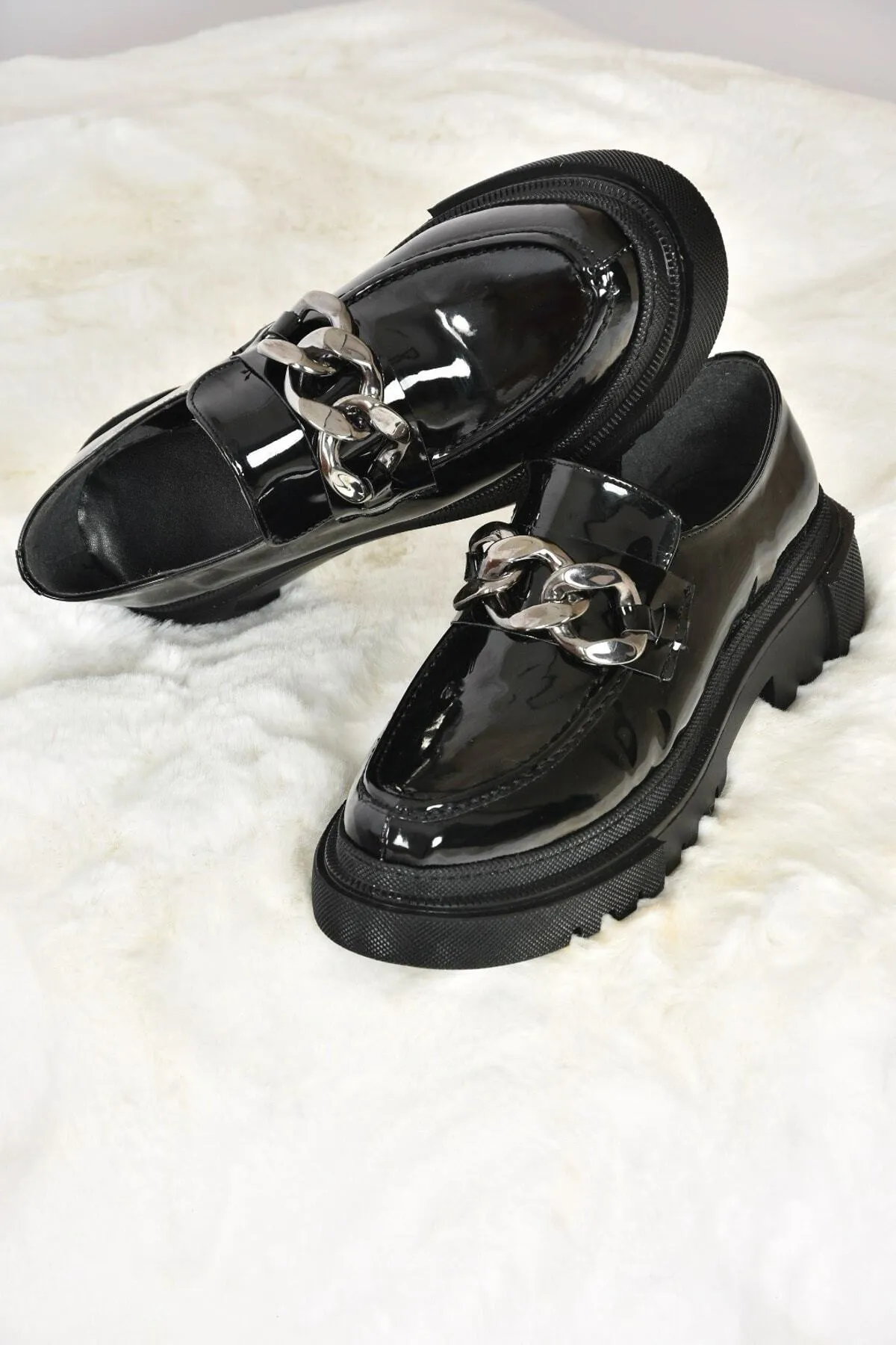 Fox Shoes  Damen-Freizeitschuhe aus schwarzem Lackleder mit dicker Sohle