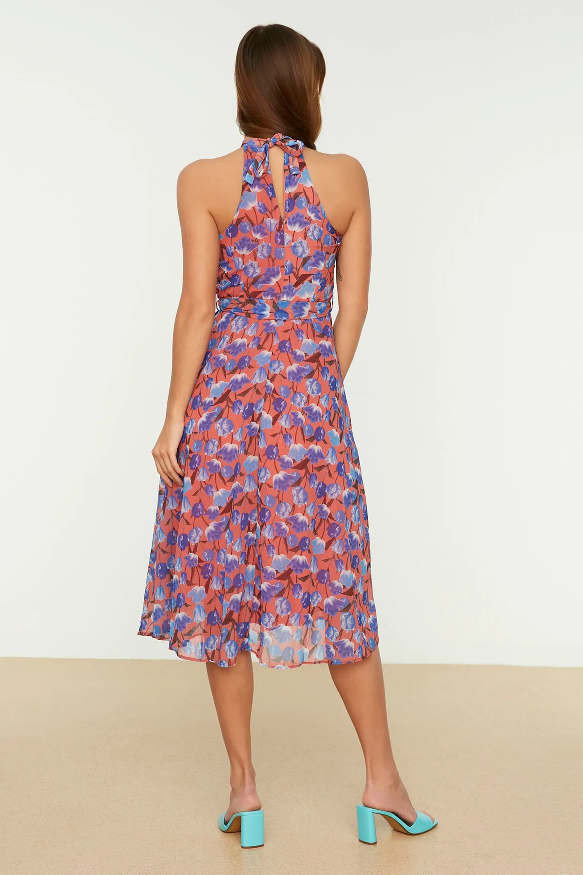 Trendyol Collection  Mehrfarbiges, ärmelloses, gewebtes Kleid in A-Linie mit Gürtel und Neckholder, Midi-Futter und Blumendruck TWOSS20EL2536
