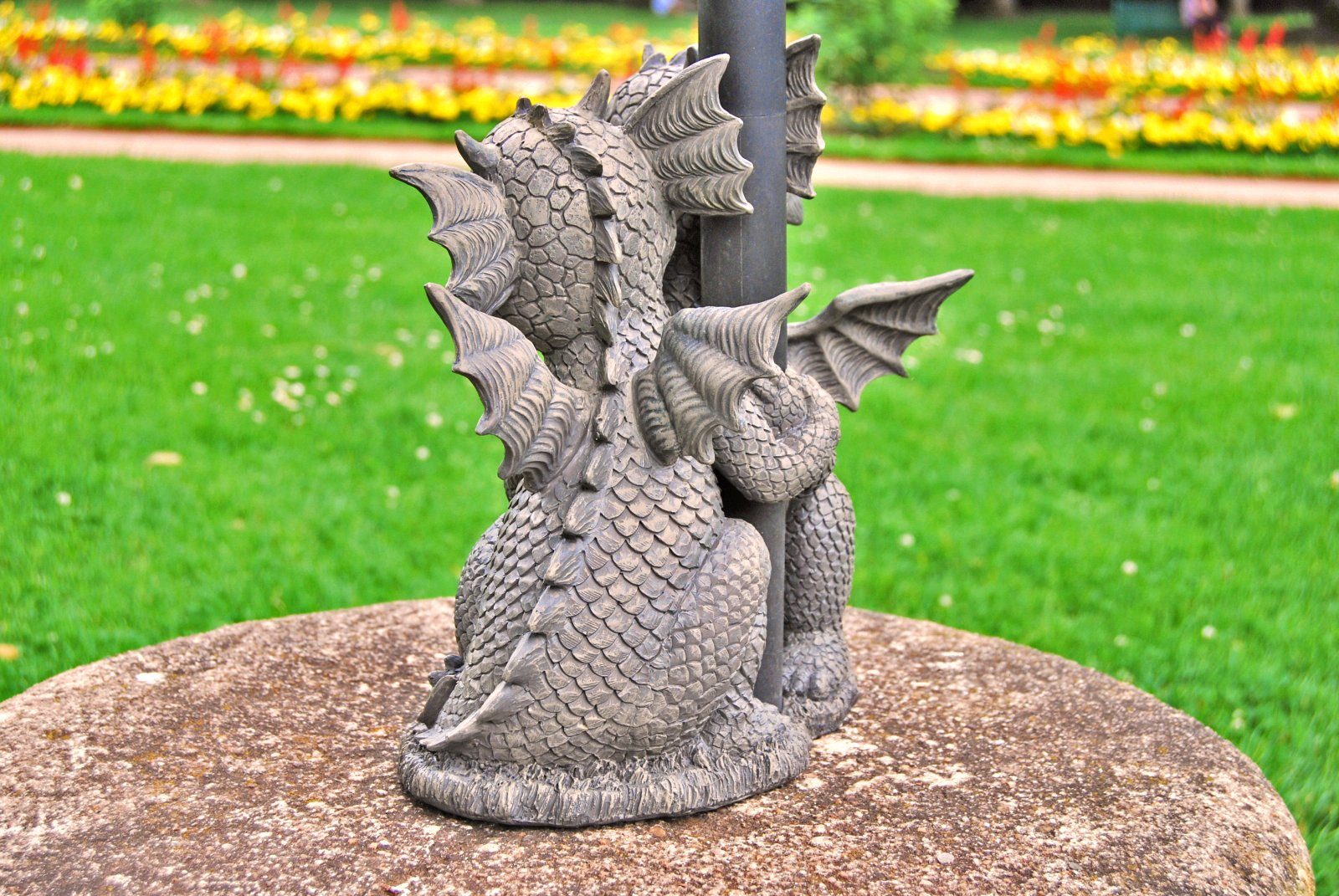 MystiCalls Gartenfigur Gartendrache - Modell Liebespaar mit Solar-Laterne