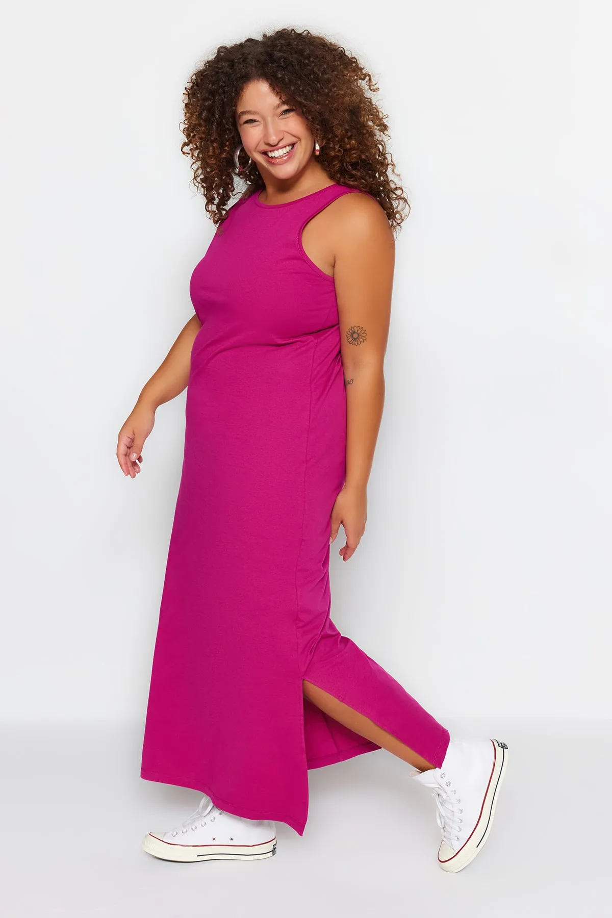 Trendyol Curve  Fuchsiafarbenes Shift-Strickkleid mit Rundhalsausschnitt und Schlitz TBBSS22AH0162