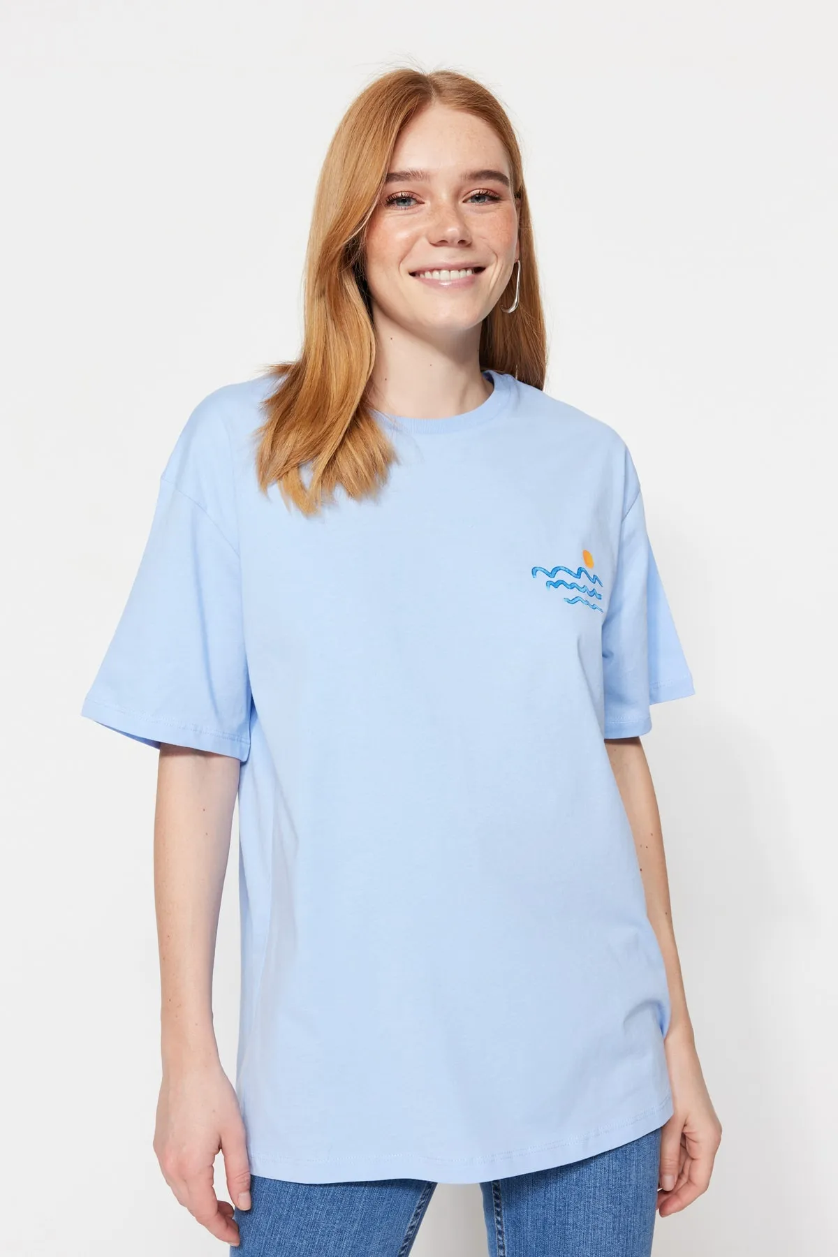 Trendyol Collection  Hellblaues Boyfriend-Strick-T-Shirt aus 100 % Baumwolle mit Rücken- und Brustaufdruck TWOSS23TS00058