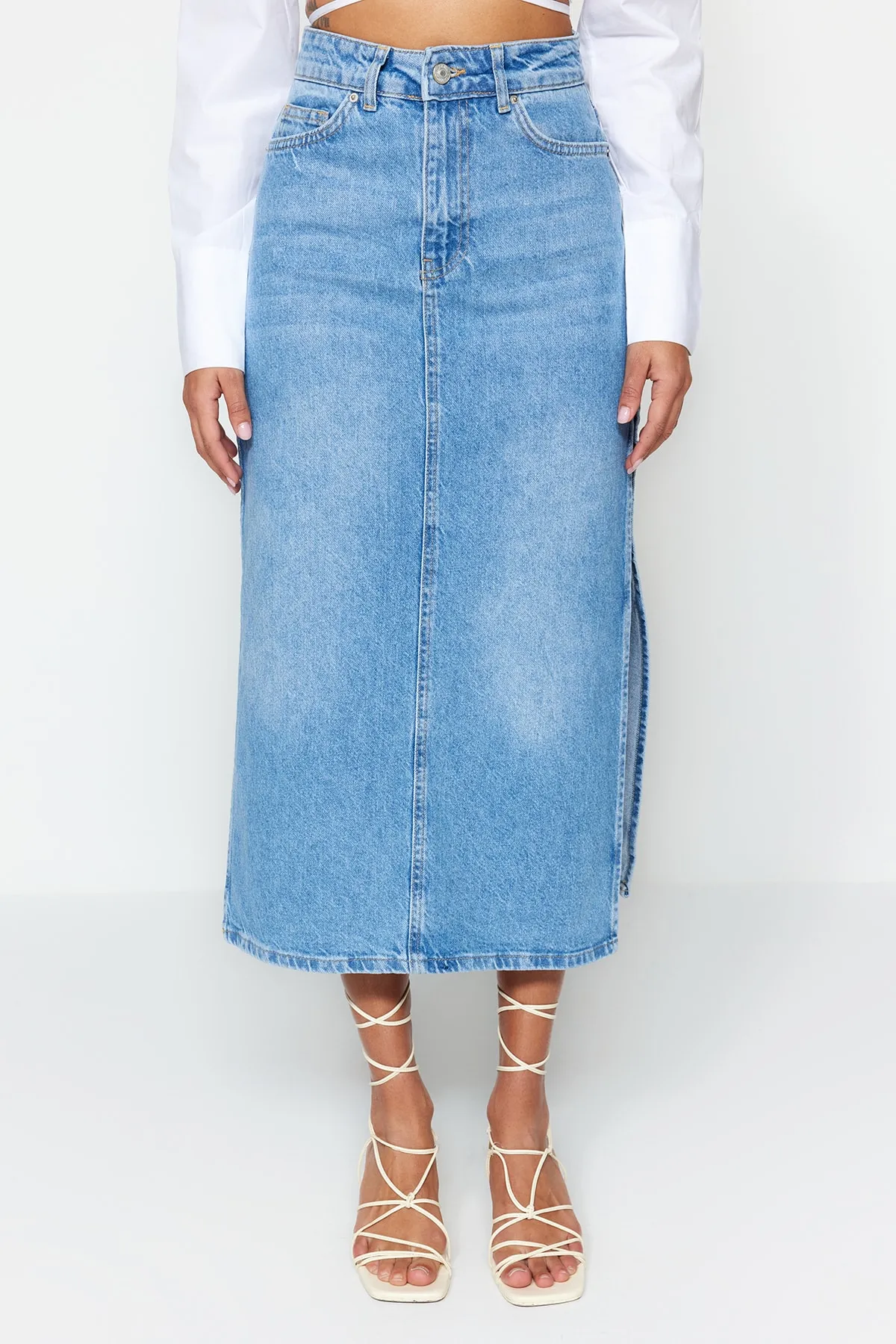 Trendyol Collection  Hellblauer High Waist Maxi Jeansrock mit Schlitzen TWOSS23ET00109