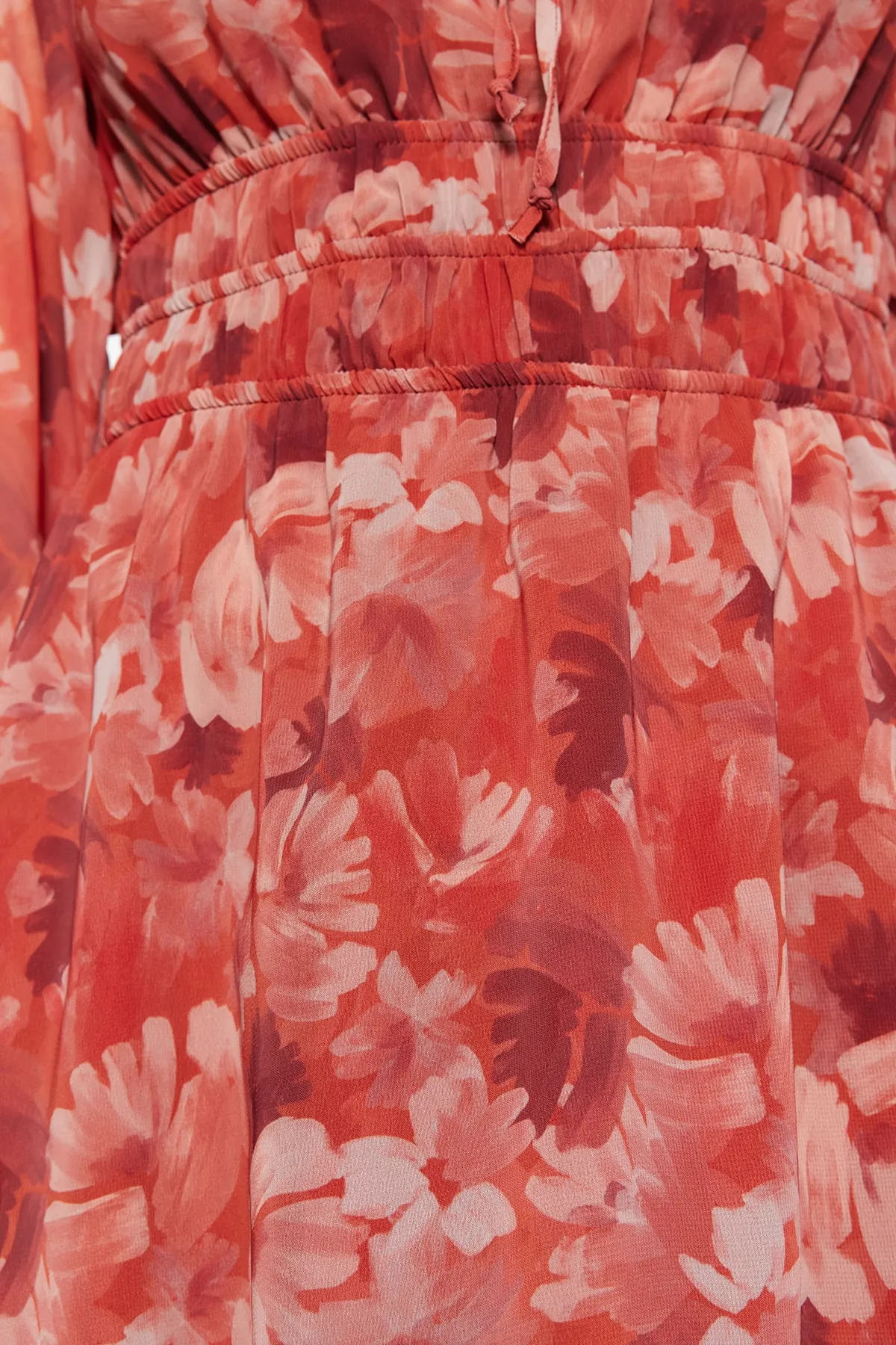 Trendyol Collection  Gerade geschnittenes Mini-Kleid aus gewebtem Chiffon mit Carmen-Kragen und gemustertem Webkleid TWOSS23EL00513