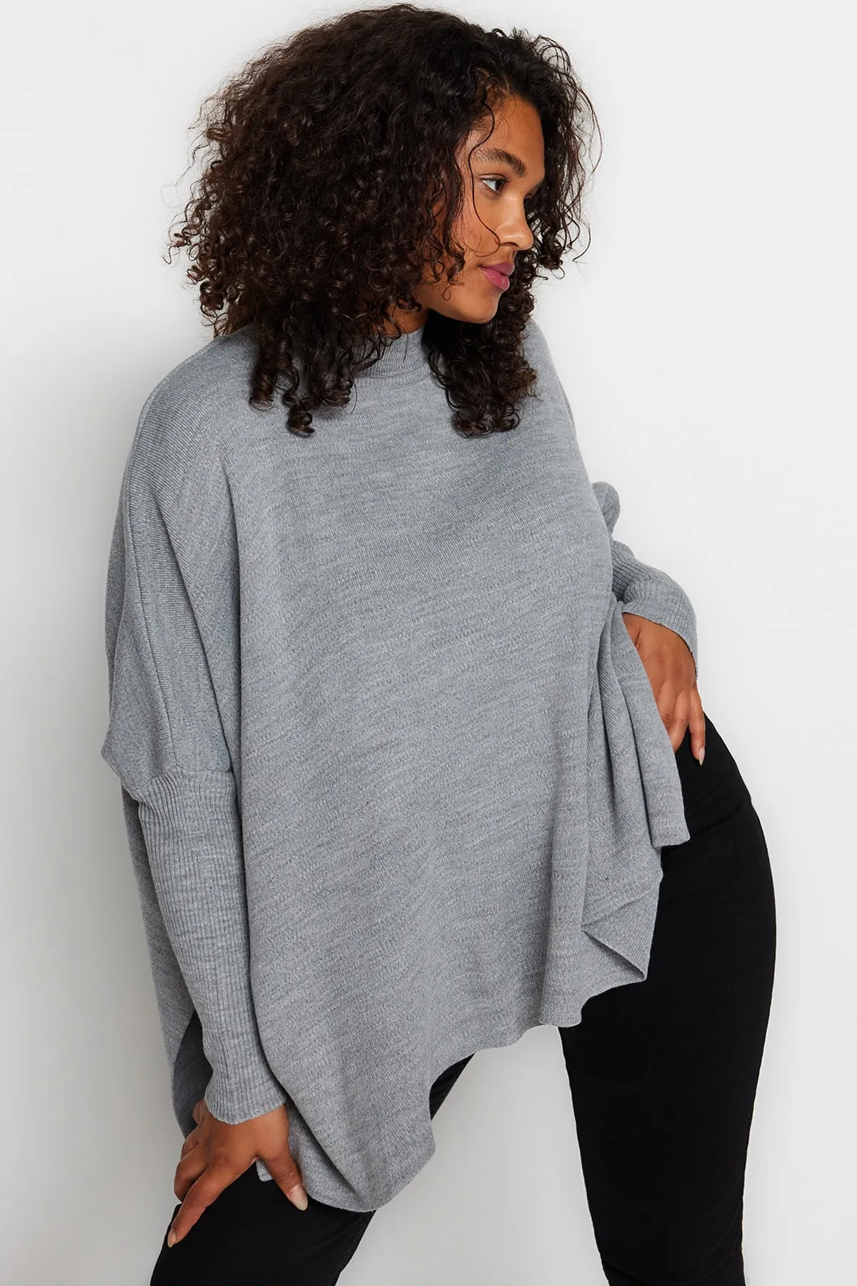 Trendyol Curve  Grau-melierter Strickpullover mit Schlitz und detailliertem Schnitt