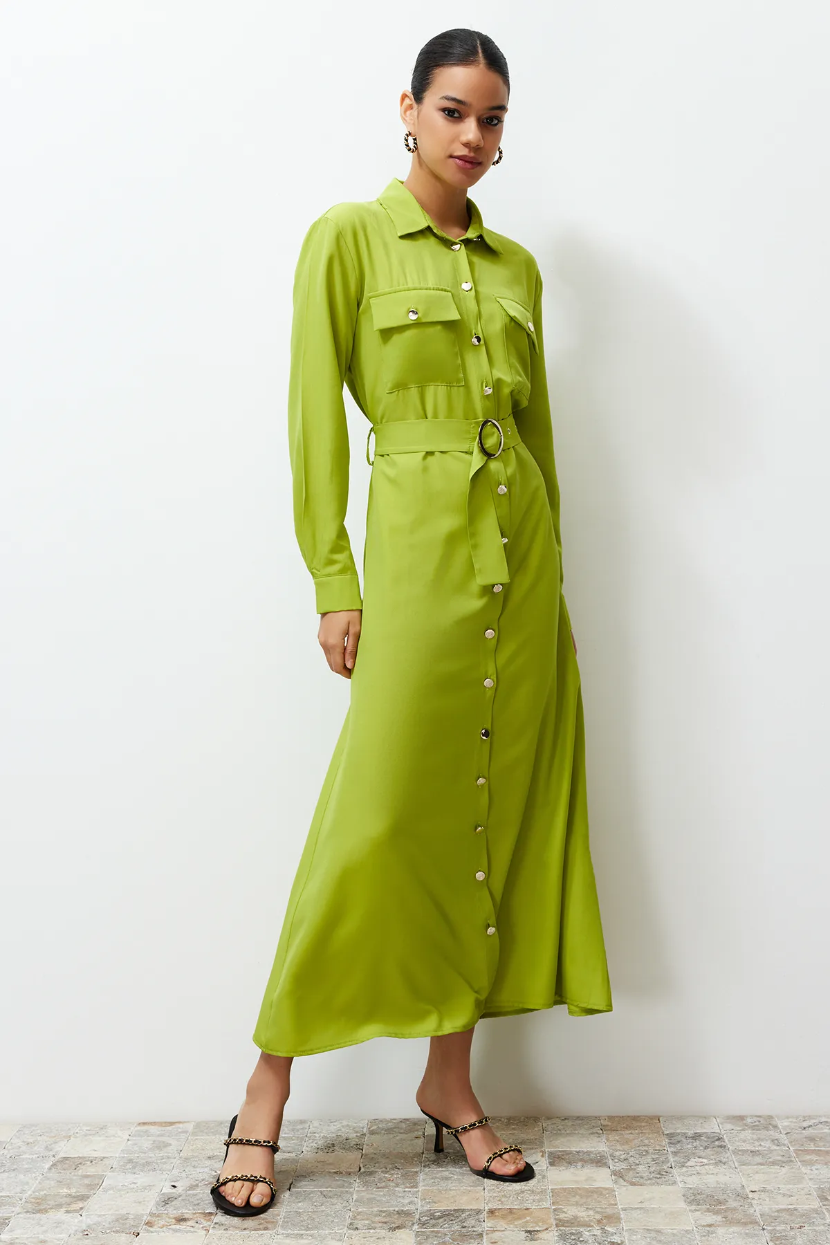 Trendyol Modest  Ölgrünes, gewebtes Hemdblusenkleid mit goldenen Knöpfen TCTSS24EB00132