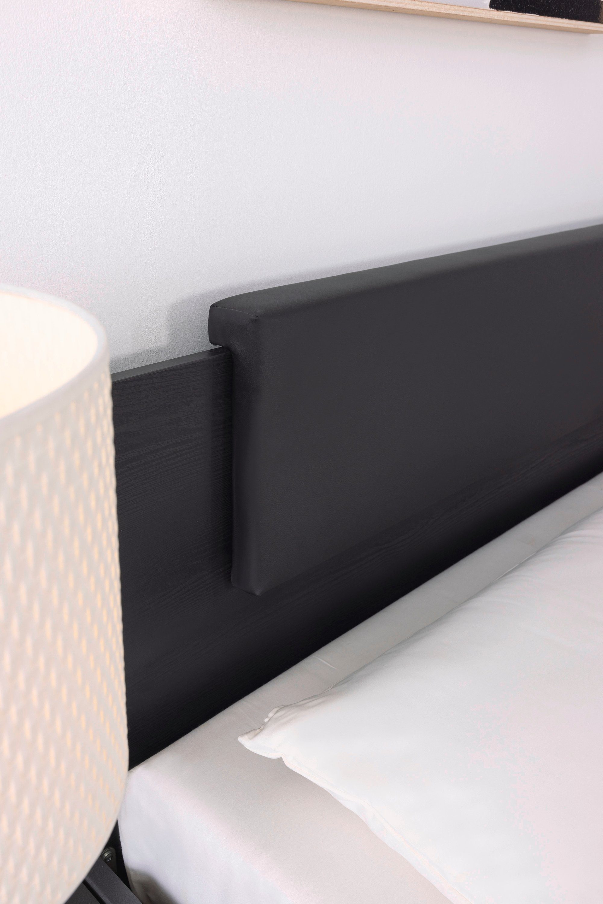 rauch Schlafzimmer-Set Miro, Drehtürenschrank in 2 Breiten, Bett in 2 Größen und 2 Hängenachttische