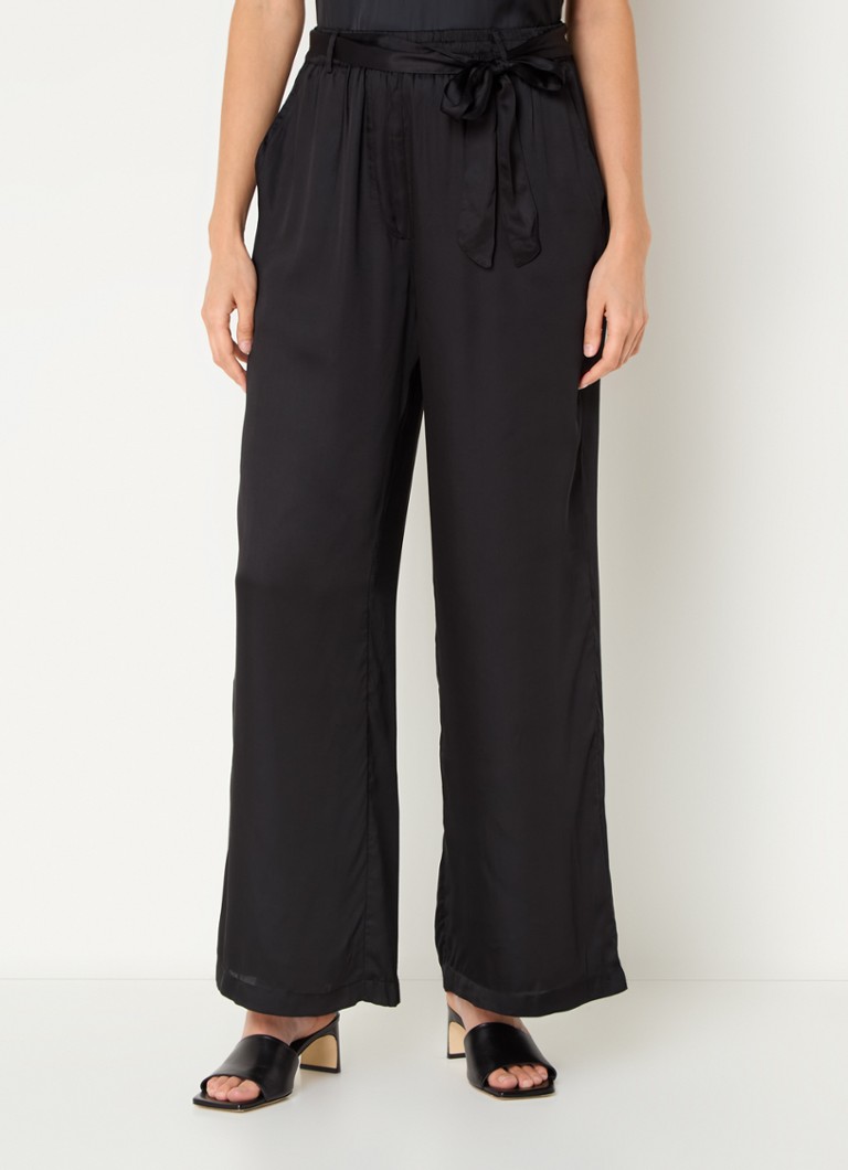 Pantaloni estivi a vita alta e gamba larga in raso con cintura.